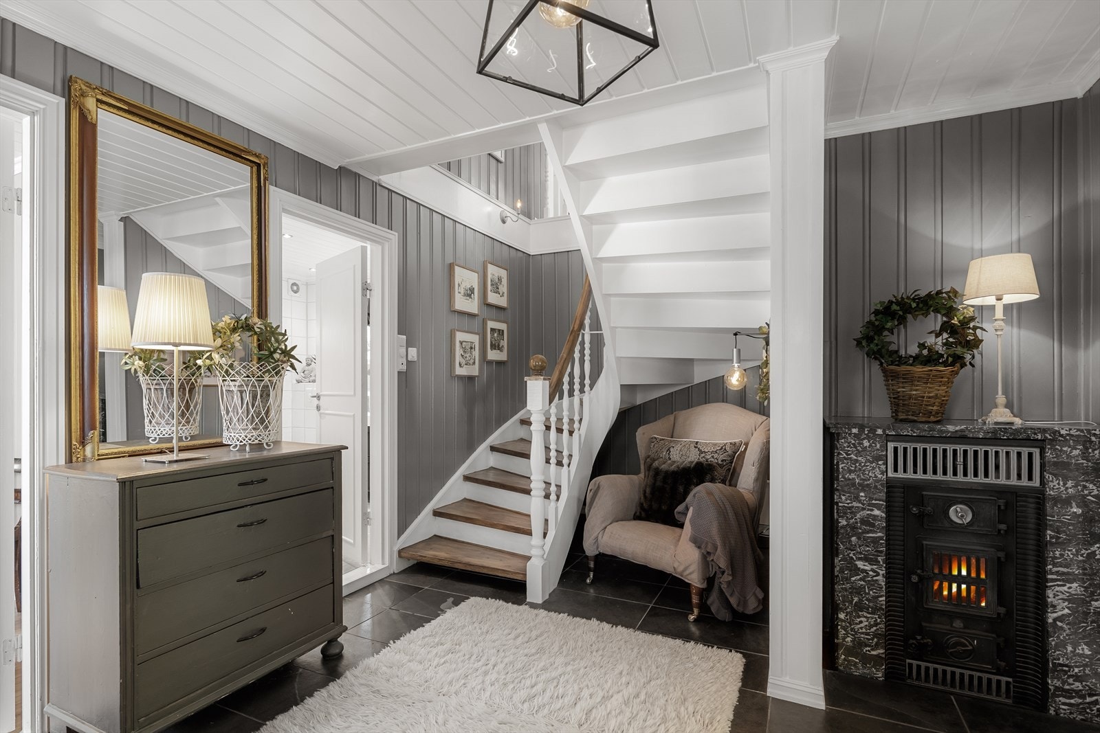 I u. etg. har du 3 soverom vaskerom/bad og kjellerstue. Galleribilde