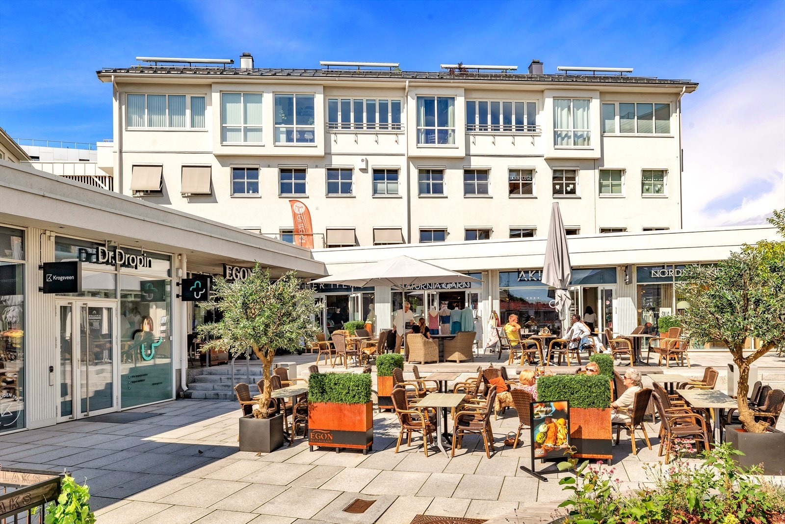 Gangavstand til Sæter torg med flere gode caféer med hyggelige uteserveringer. Galleribilde