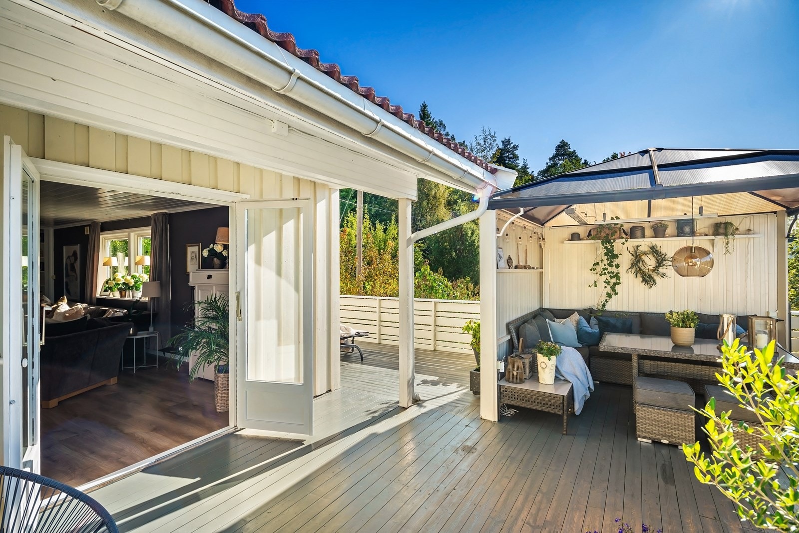 Fra stuen er det utgang til en stor terrasse med gode solforhold. Galleribilde