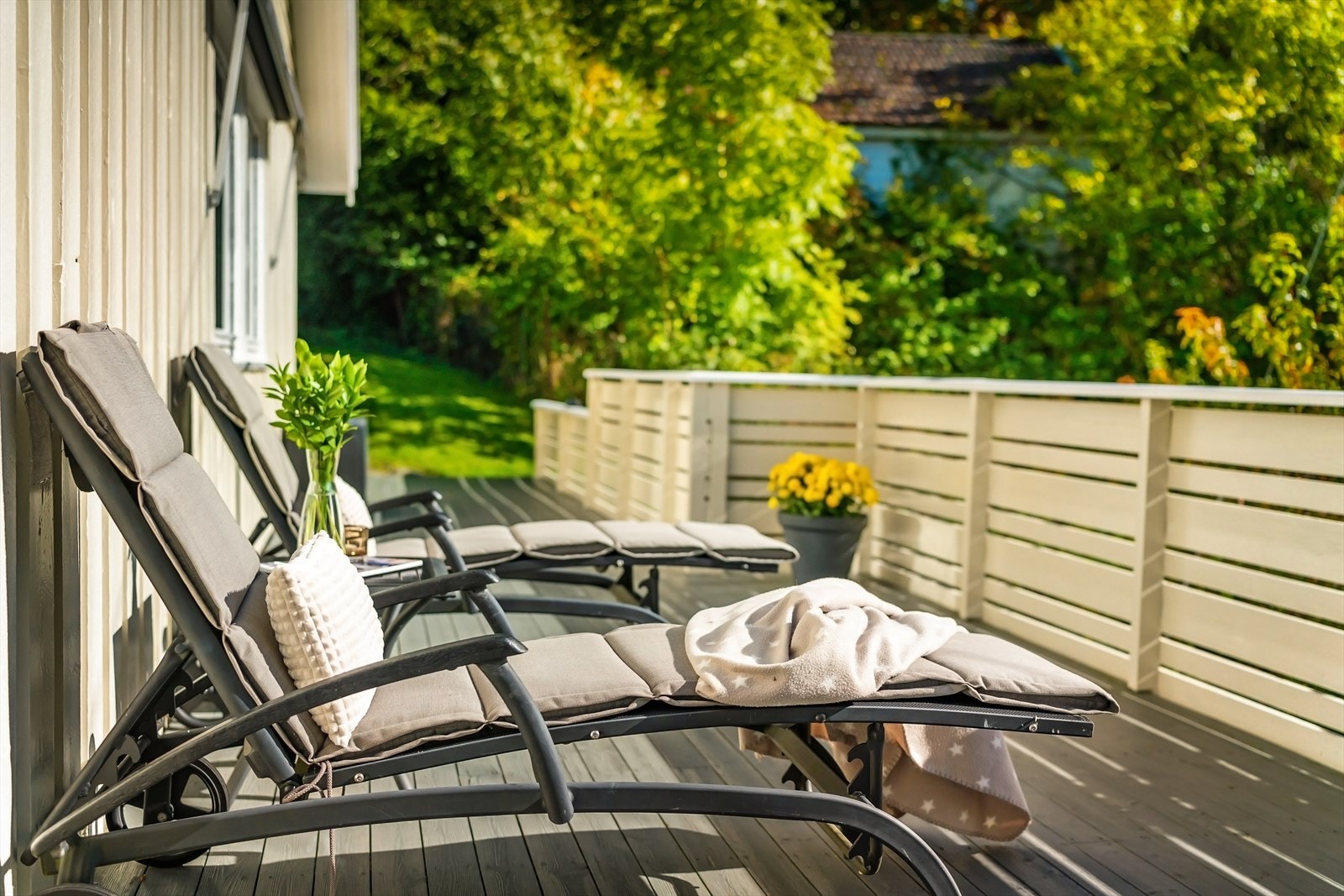 Denne delen av terrassen vender mot syd og har direkte adkomst til hagen Galleribilde