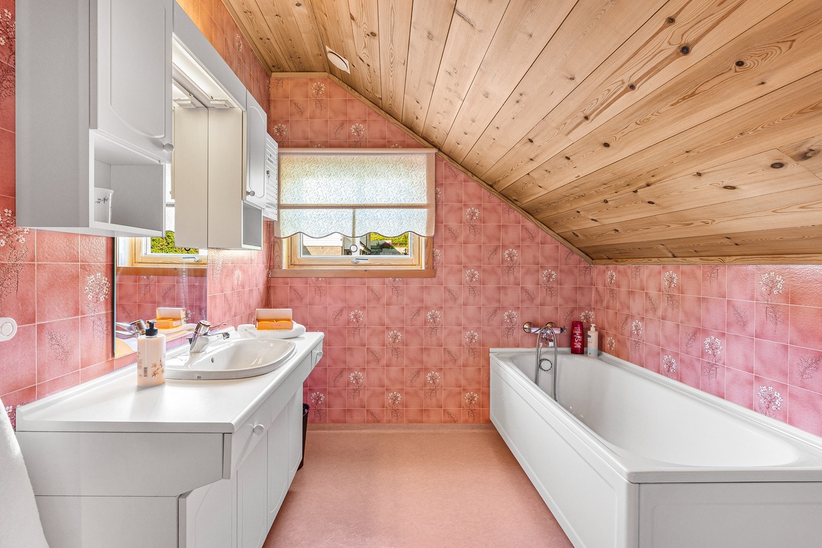 Badet er av eldre dato og består av vinylbelegg på gulv og vinyltapet på vegger. Galleribilde