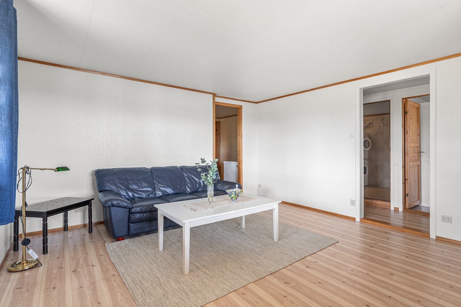 Her er det videre innredet med gang, bad, 2 stk. soverom, bod, kjøkken og stue. Galleribilde