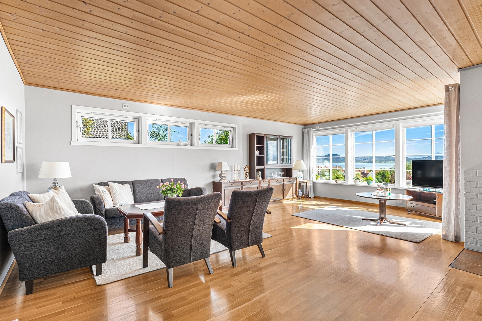 Boligens oppholdsrom har god plass til ønsket møblering i flere seksjoner. Galleribilde