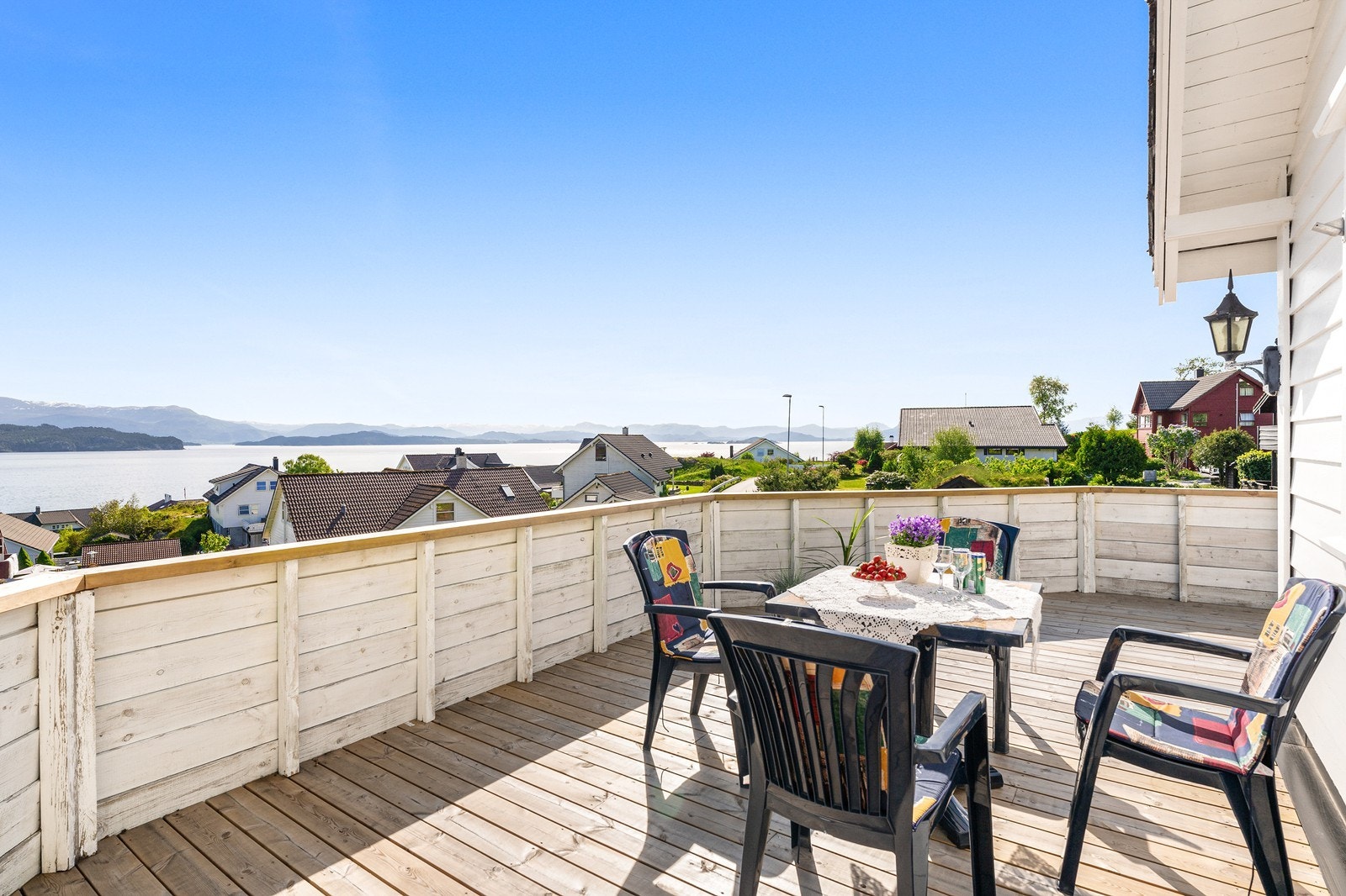 Tomten ligger ellers østvendt med flott utsikt over sjø og fjell. Galleribilde