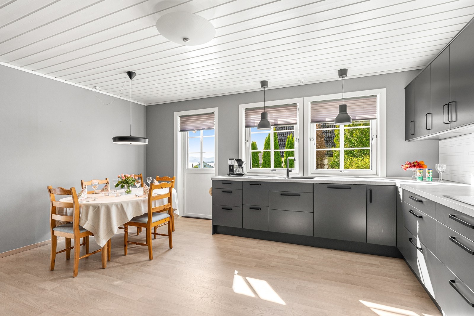 Kjøkkenet er i lukket løsning i tilknytning til både stue og hall. Galleribilde