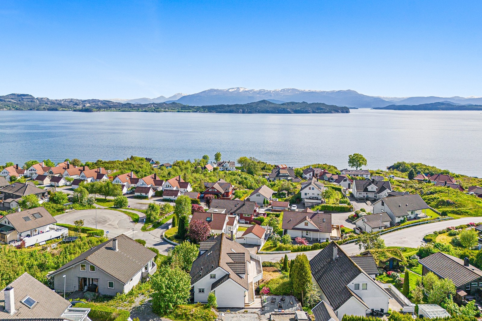 Barnevennlig byggefelt med boltreplass på egen tomt for store og små. Galleribilde