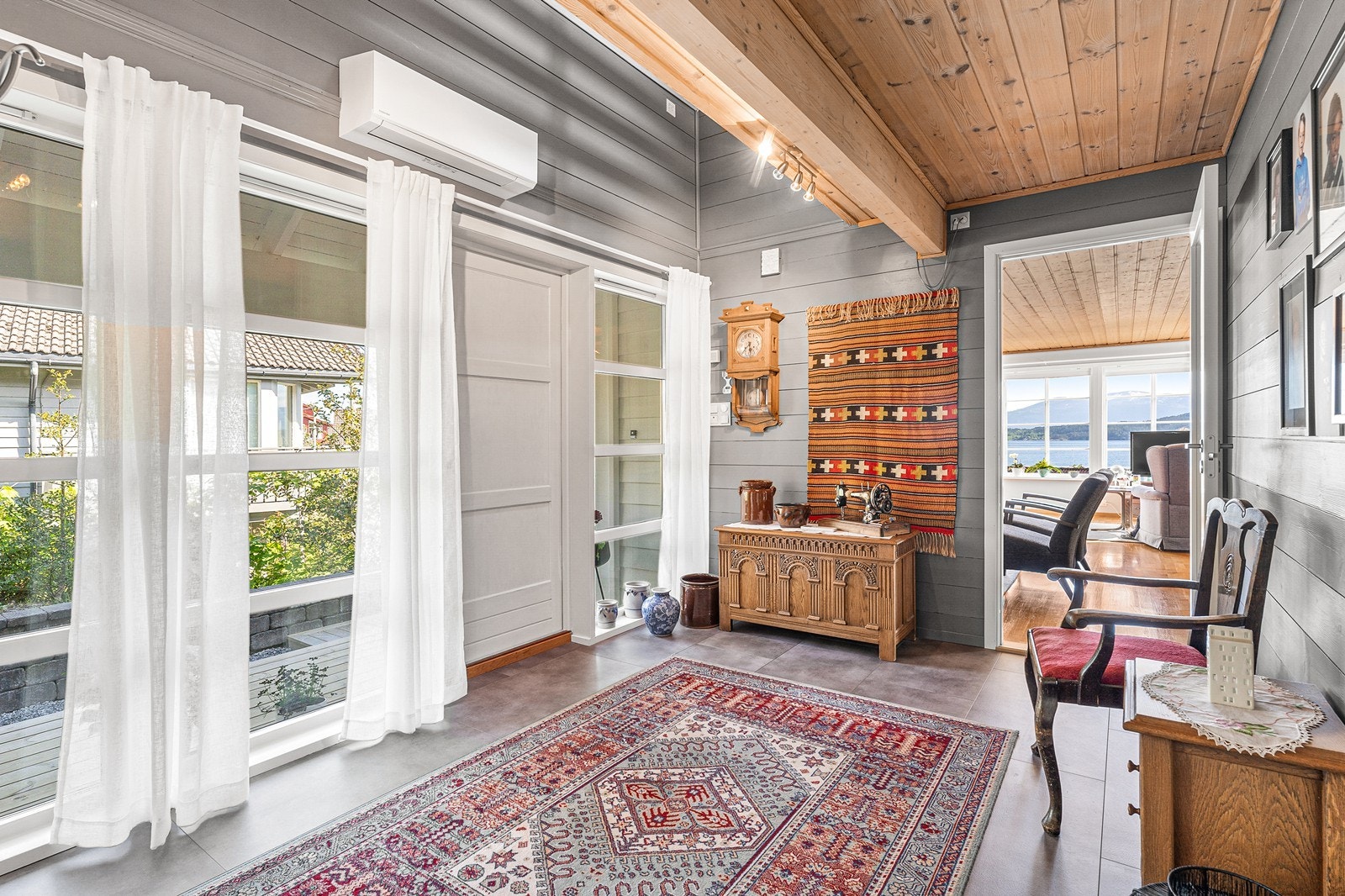 Kjøkkenet er stort nok til at man kan innrede med frokostbord ved vinduet/terrassedøren. Ny varmepumpe her. Galleribilde