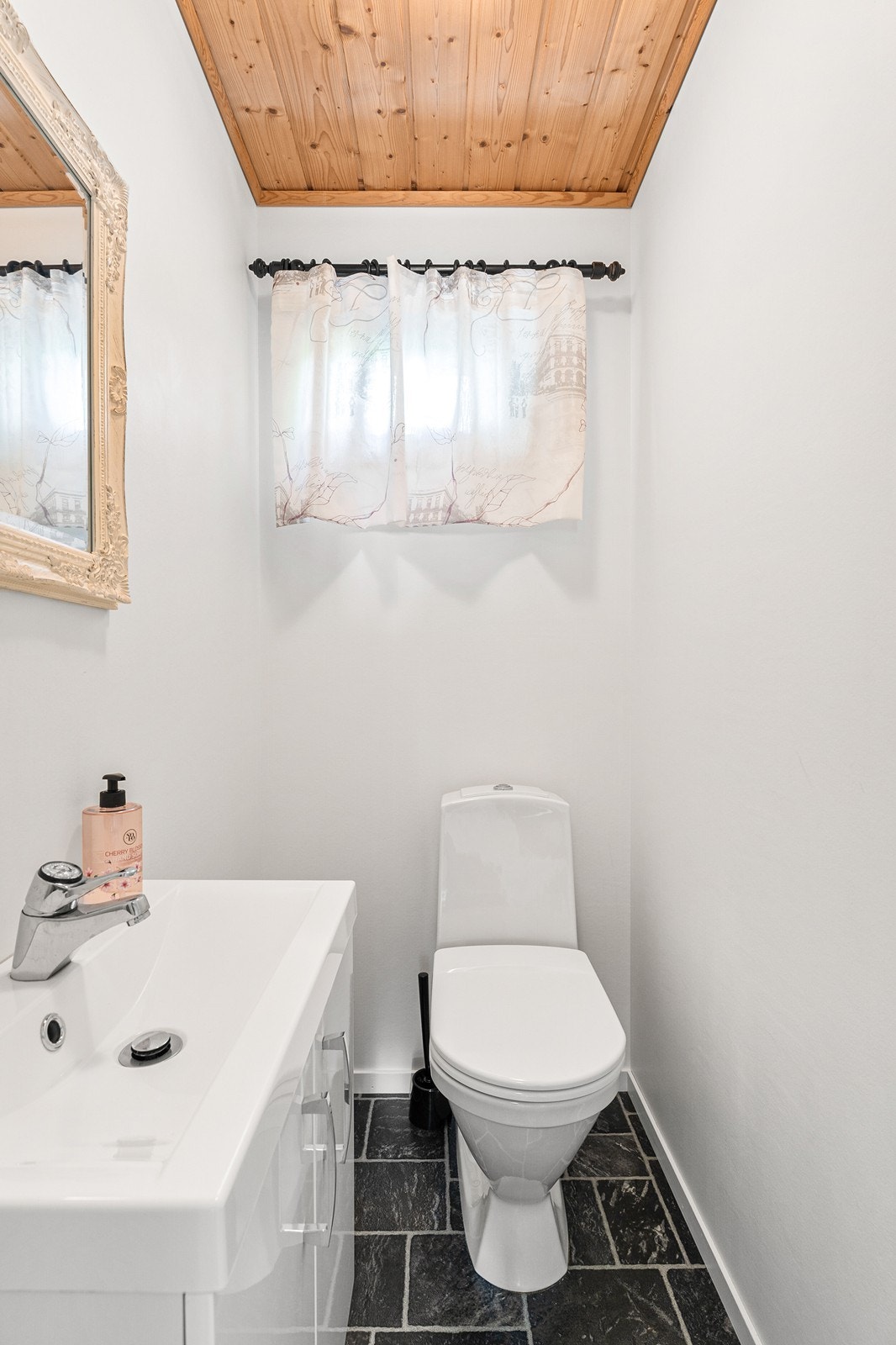 Gjestetoalett i 1. etasje. Galleribilde