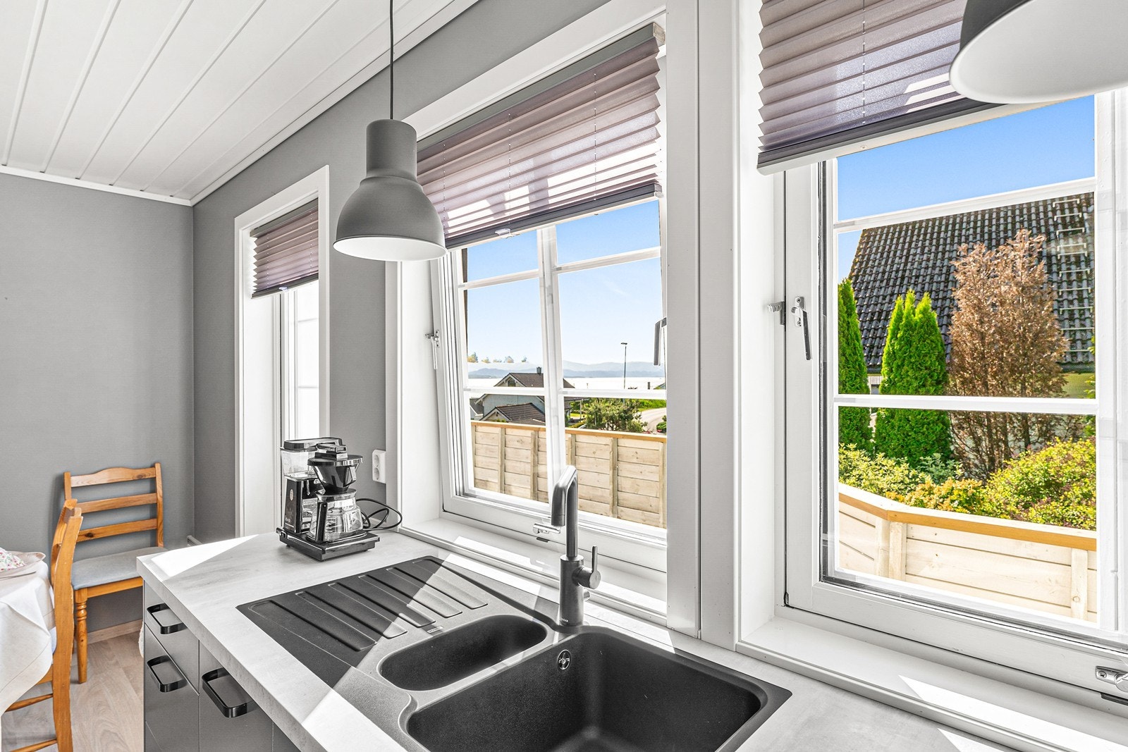 Kjøkken er ellers innredet med oppvaskmaskin, 2 stk. steikeovner, mikro, kjøleskap og induksjons platetopp. Galleribilde