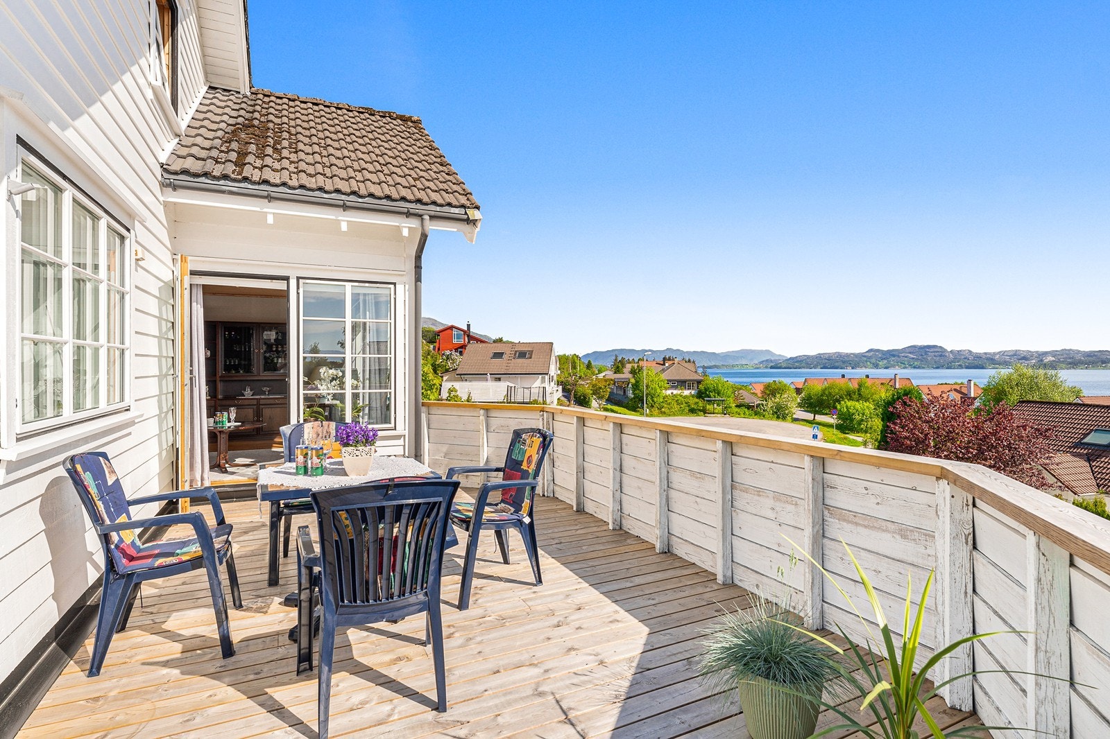 Eiendommen er opparbeidet med terrasser, prydbusker, murer og gruset gangarealer. Galleribilde