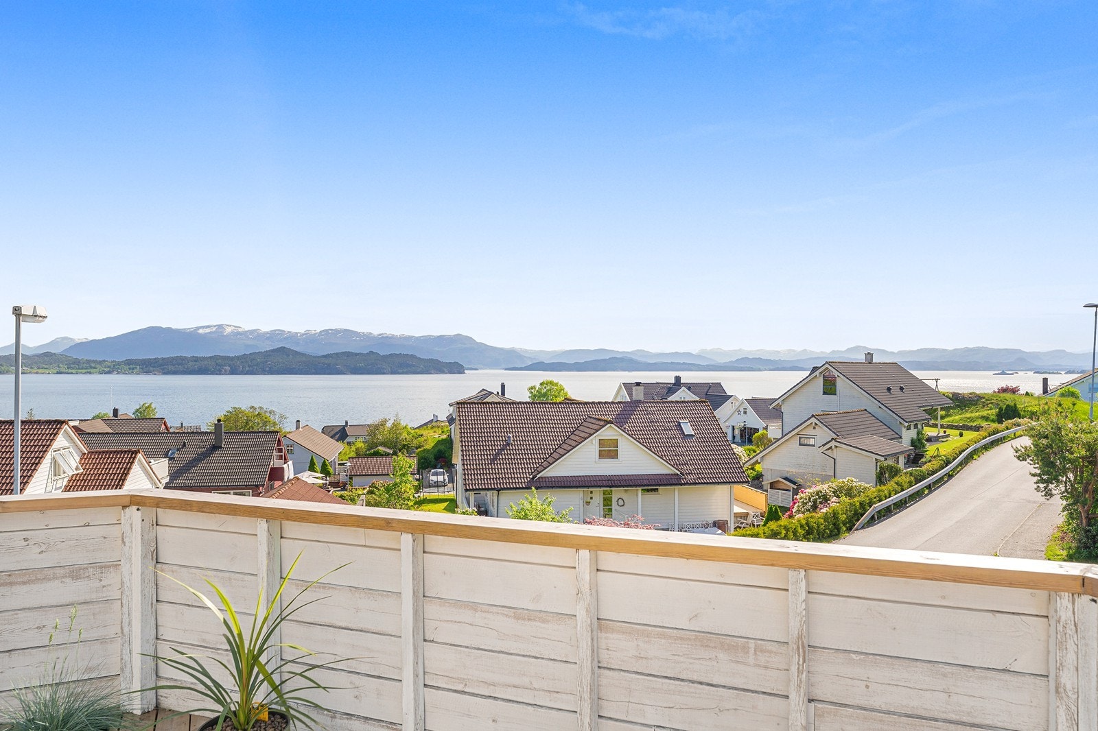 Meget flott utsikt mot sjø fjell Galleribilde