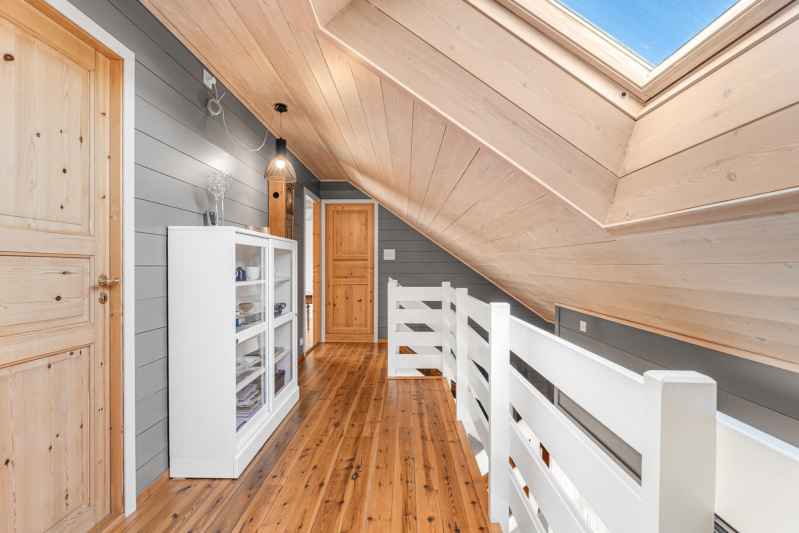 Andre etasje er innredet med en gang, bad og ellers hele fire soverom som ligger på rekke og rad. Galleribilde