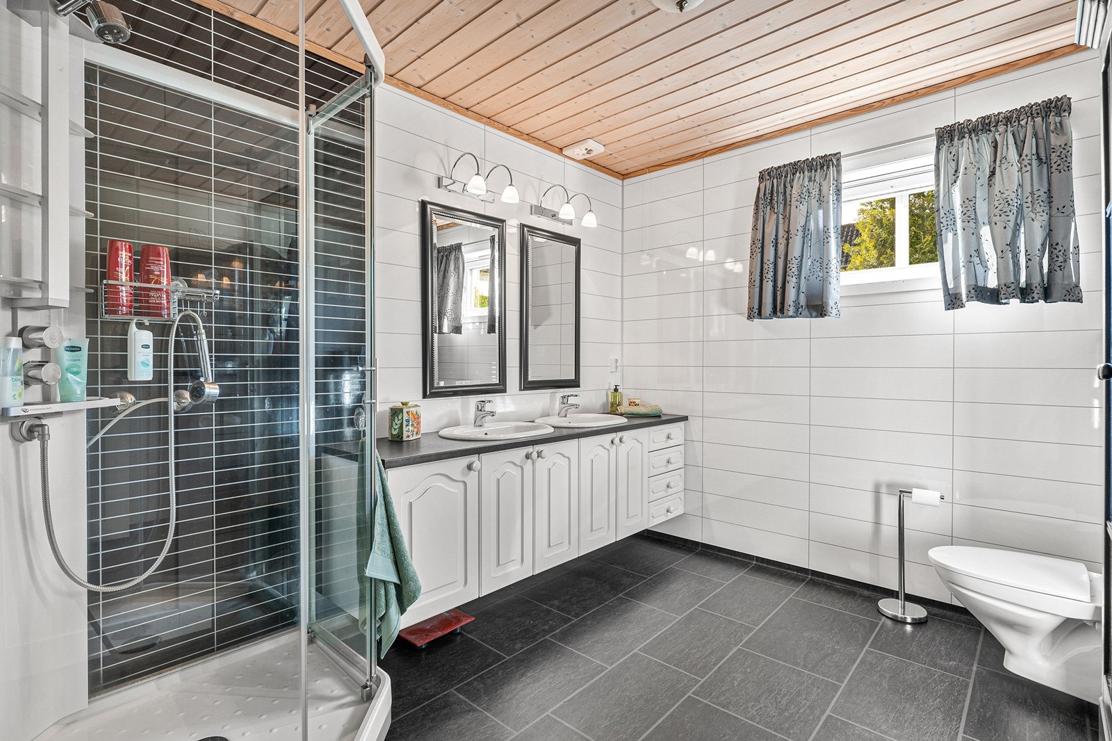 Badet ble pusset opp i 2013, da med vinylbelegg på gulv og baderomsplater på vegger. Galleribilde