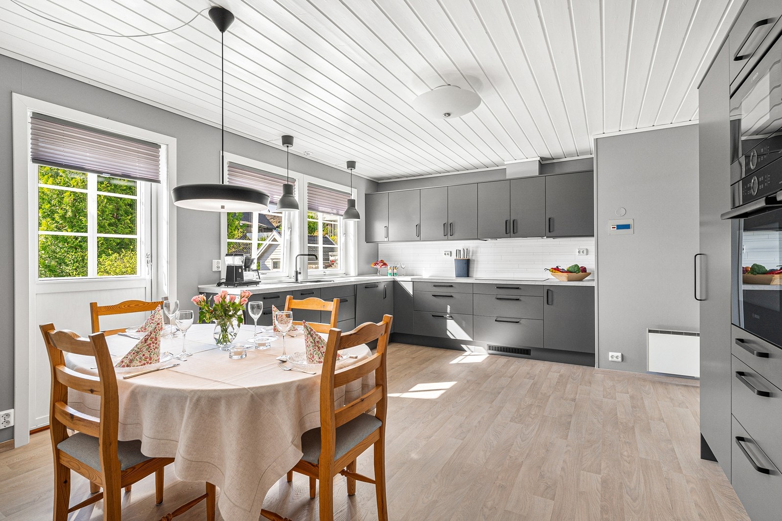 Kjøkkenet er stort nok til at man kan innrede med frokostbord ved vinduet/terrassedøren. Galleribilde