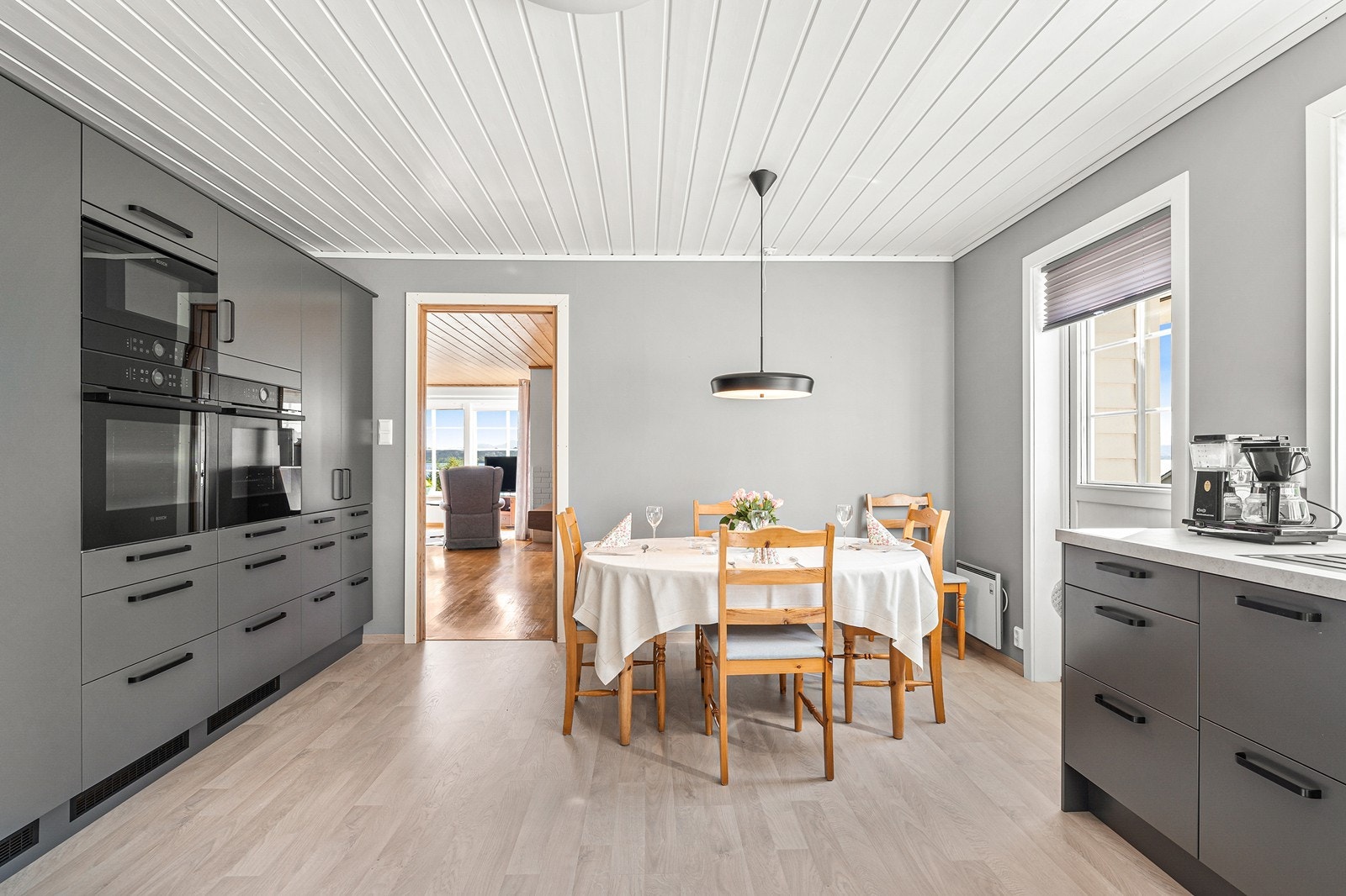 Disse har tidsriktig fargeprofil, slette fronter og laminert benkeplate. Galleribilde