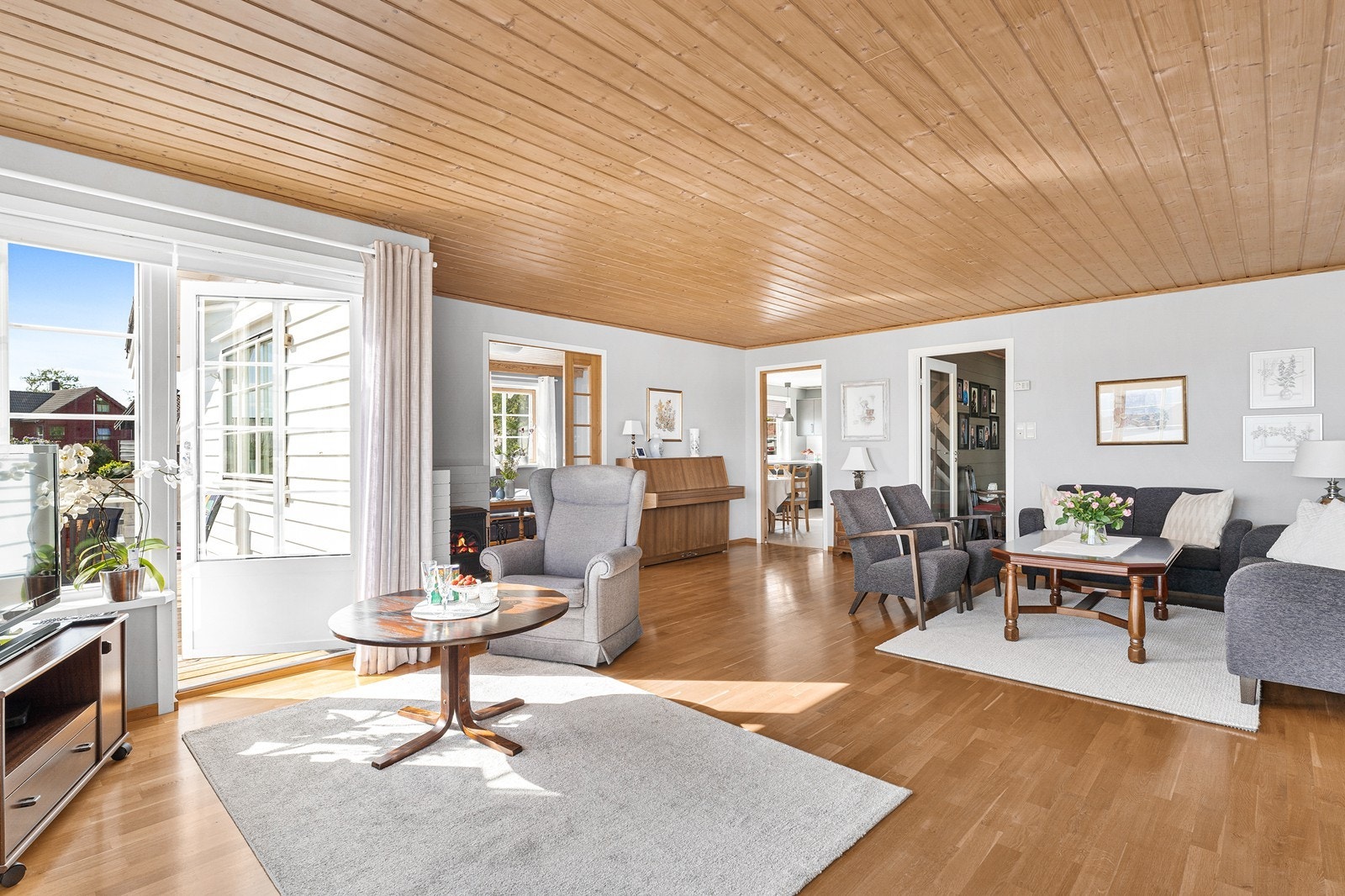 Store vindusflater sikrer rikelig med dagslys. Galleribilde