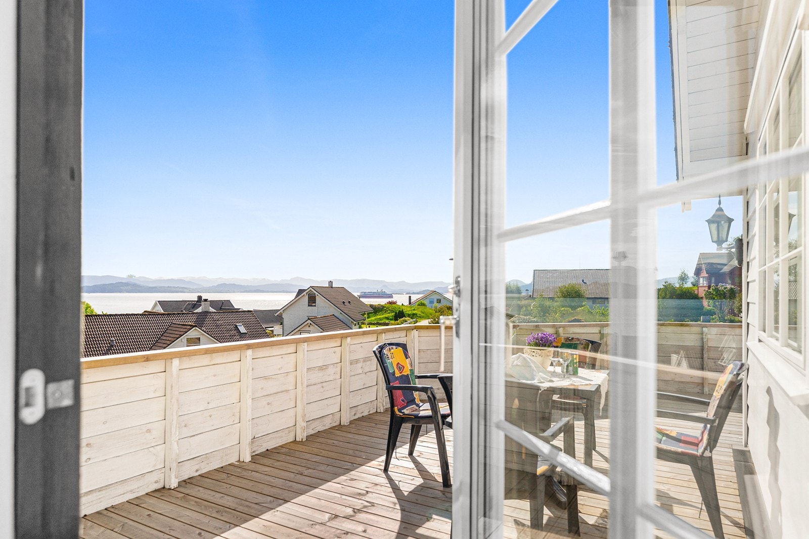 Det er utgang til den store altanen fra stuen. Galleribilde