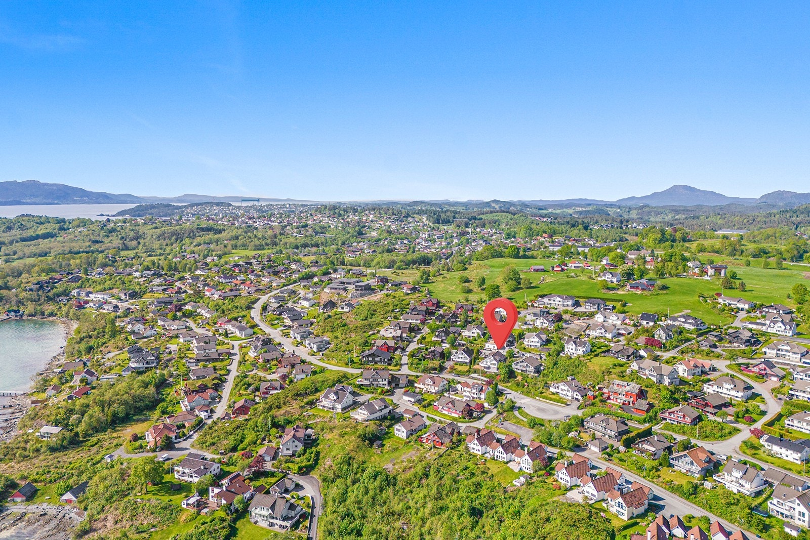 Kort avstand til skole, høgskole, barnehage, golf anlegg, ridesenter, idrettsplass, badestrand, butikk og turområder. Galleribilde