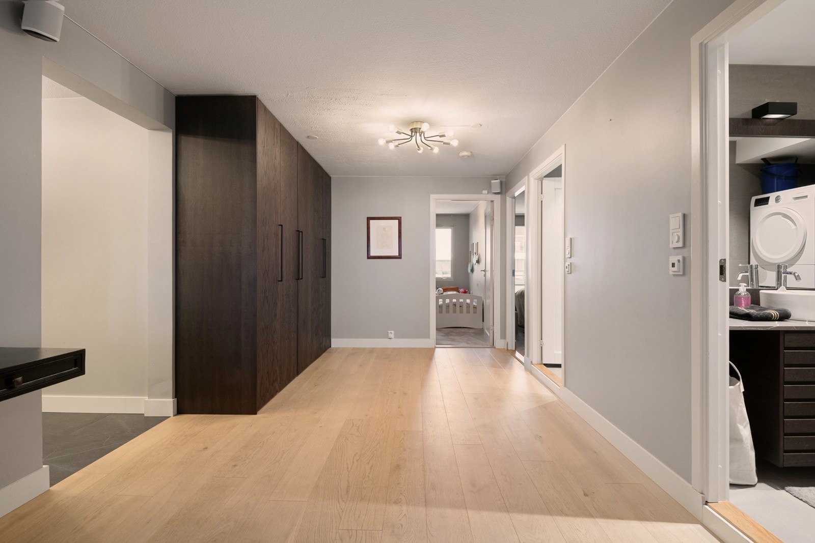 En meget romslig gang hvor det er godt med oppbevaringsplass for yttertøy og sko i medfølgende garderobeskap, i rød tråd til øvrig innredning. Galleribilde