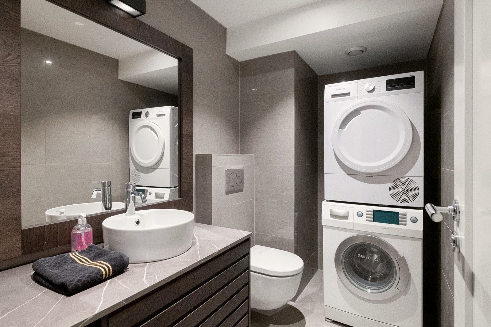 Gjestetoalett/vaskerom i en lekker utførelse, i samme stil som hovedbadet. Det bemerkes at det ikke er sluk på rommet, og det er dermed ikke et våtrom. Galleribilde
