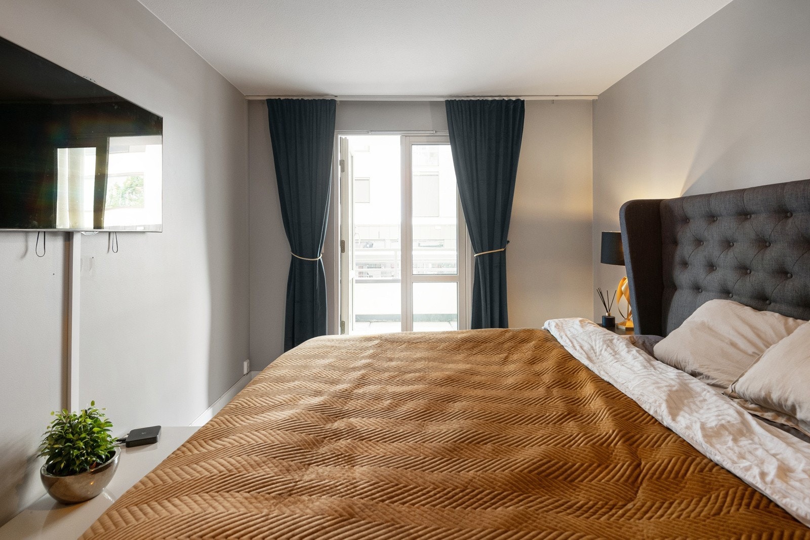 Romslig hovedsoverom med utgang til leilighetens balkong. Galleribilde