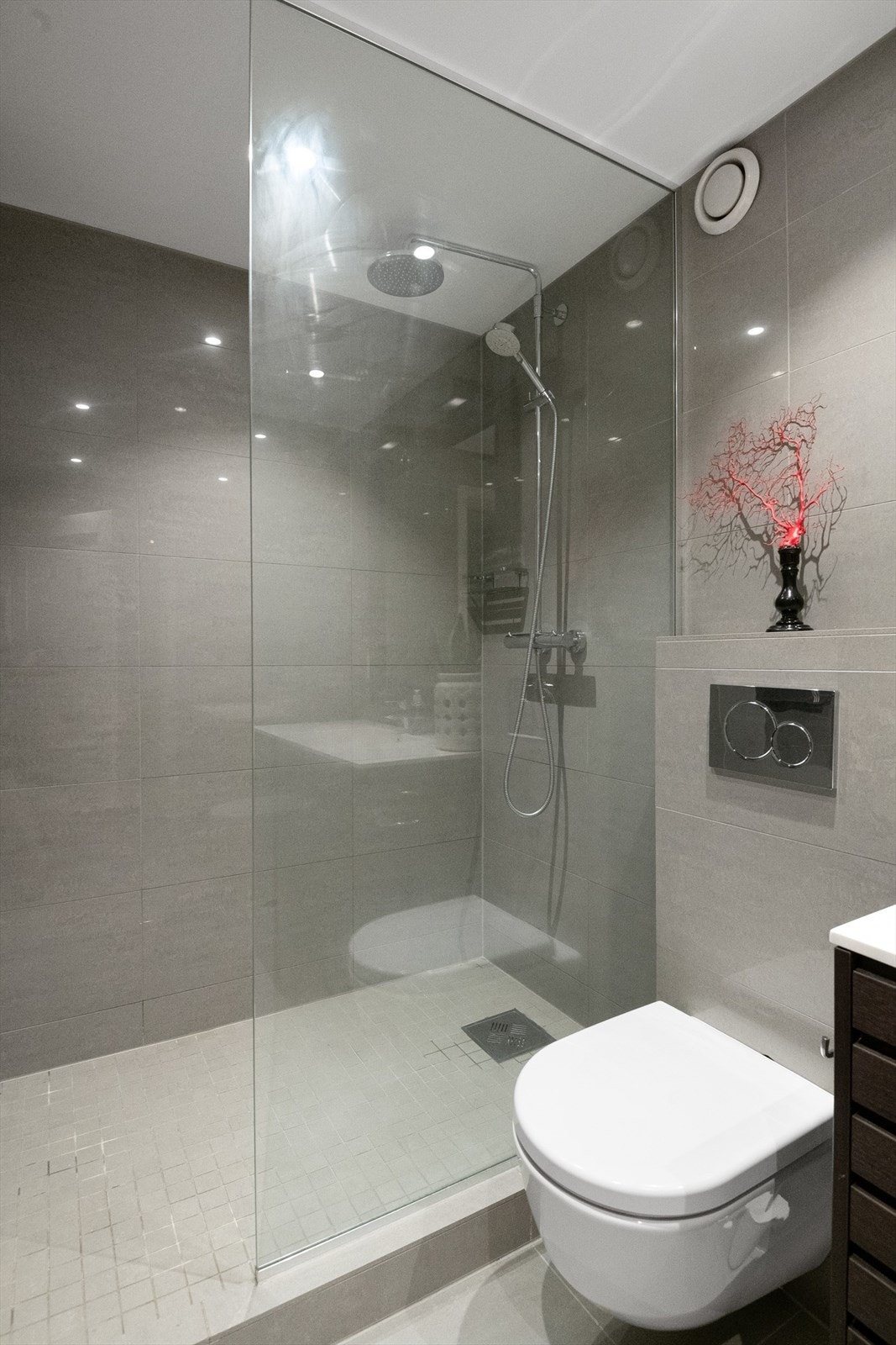 Badet er modernisert i 2019. Elektriske varmekabler i baderomsgulv. Galleribilde