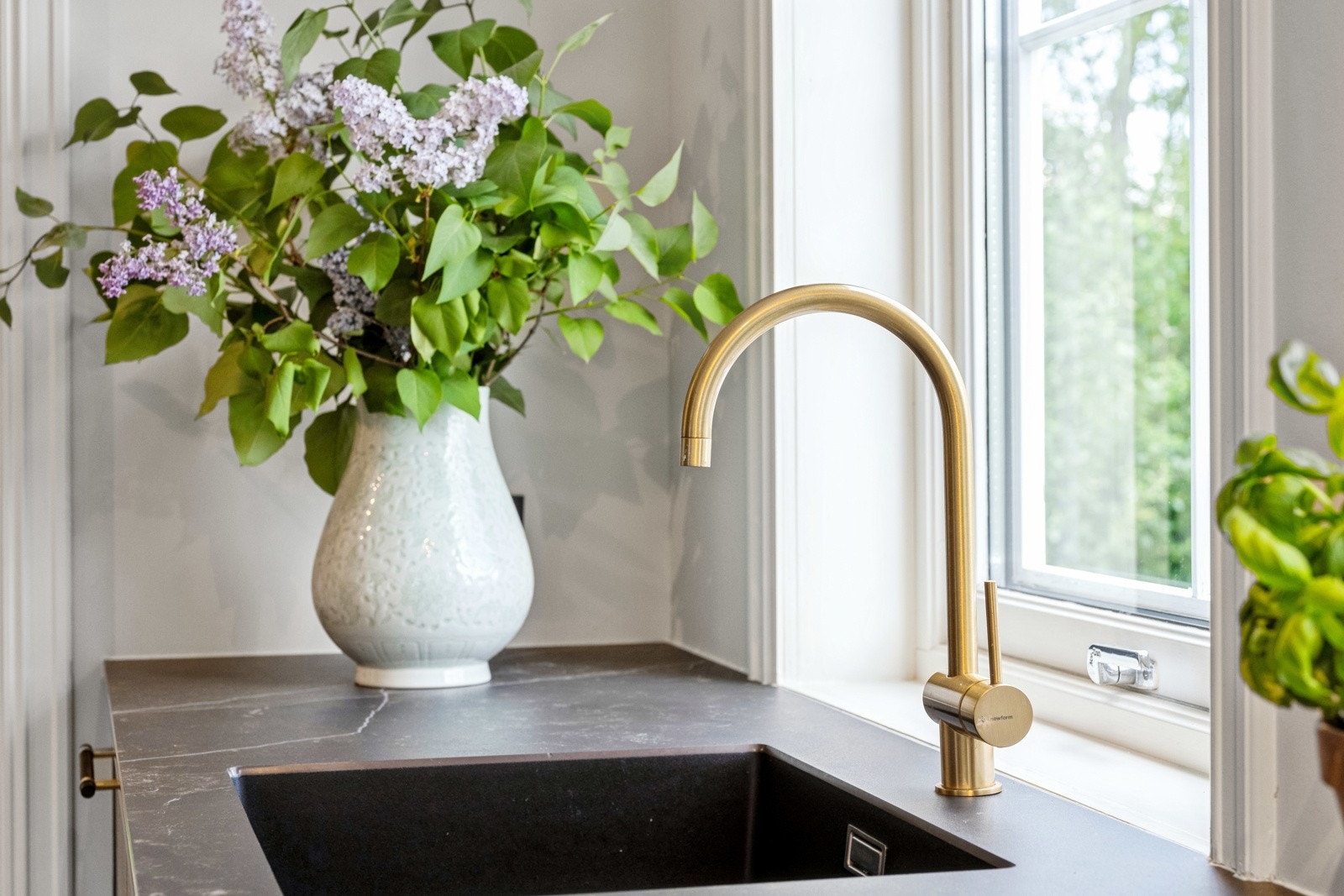 Innredningen har mørke, glatte fronter og med dekton benkeplate med svart underlimt oppvaskkum. Galleribilde