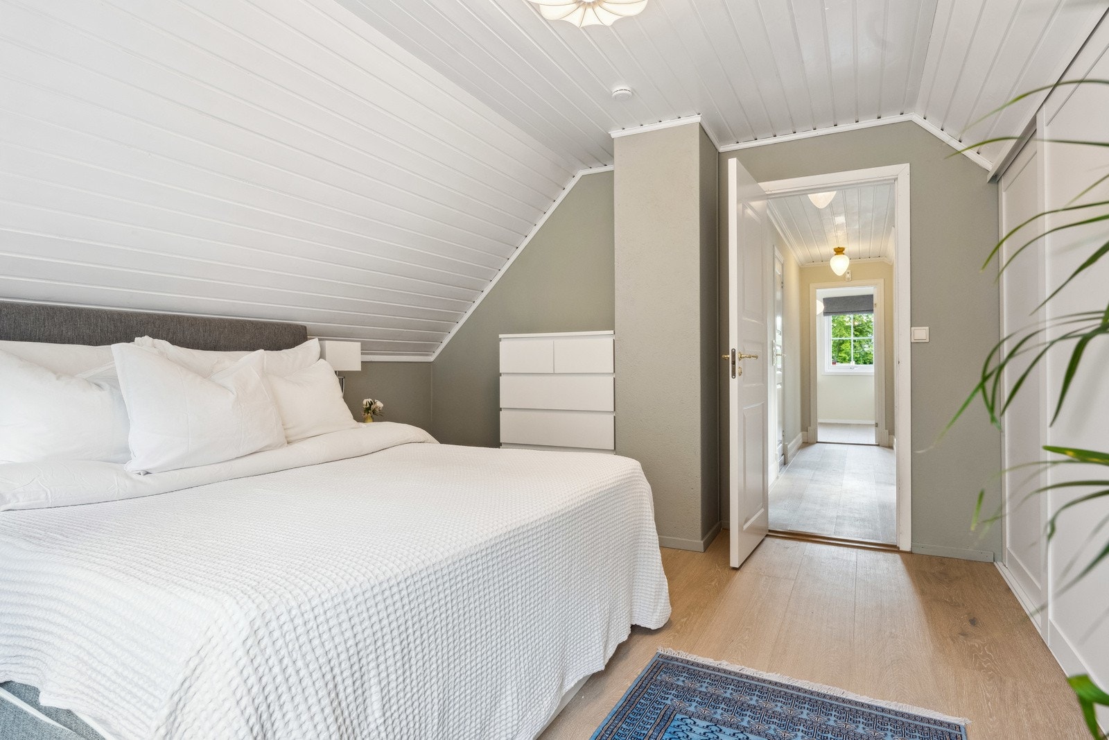 To av rommene har praktisk skyvedørsgarderobe som utnytter plassen under skråtaket på en arealeffektiv måte. Galleribilde