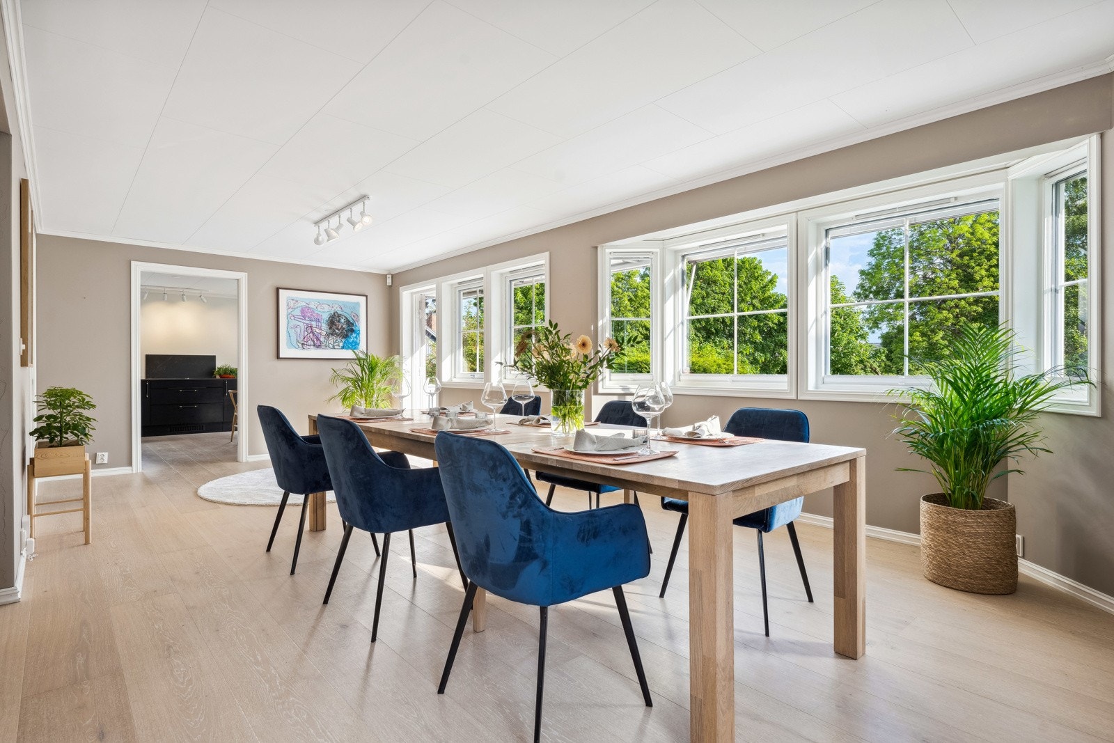 Stuen er omkranset av mange vindusflater, så det er meget godt lysspill i rommet. Galleribilde