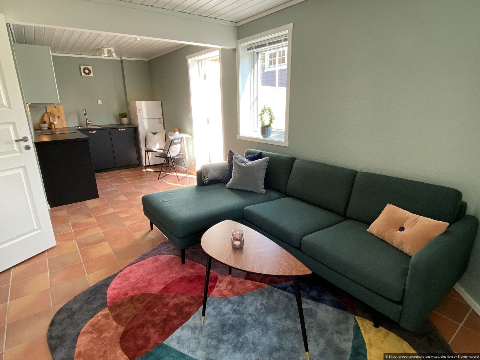 Hybelen ligger med egen inngang på sydøstsiden av boligen, vis a vis garasjen. Galleribilde