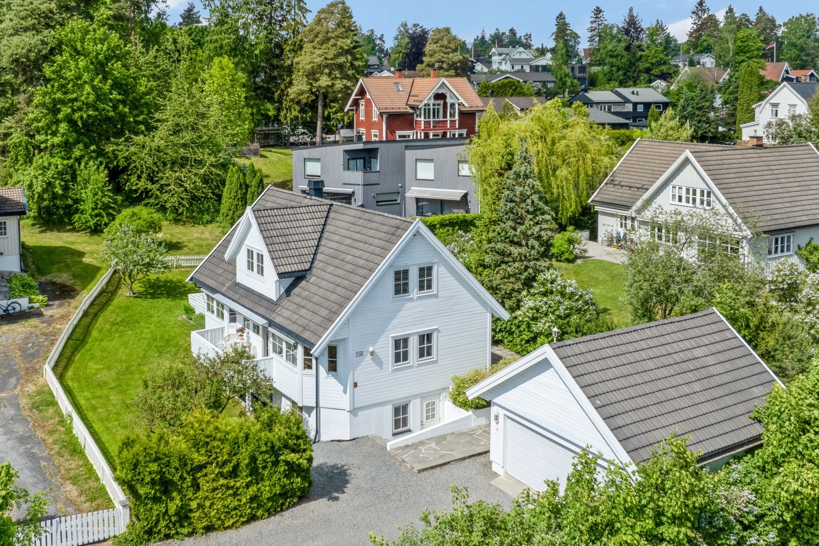 Pent oppusset enebolig med store, fine rom, hybel og dobbelgarasje. Galleribilde