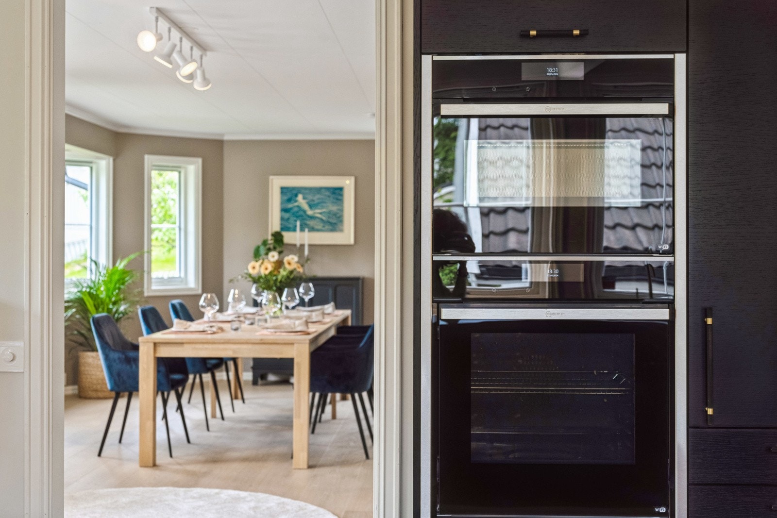 Det er stekeovn m/damp og stekeovn m/mikro fra Neff, plassert i en praktisk arbeidshøyde samt vinskap som rommer 36 flasker, fra Temptech Somelier. Galleribilde