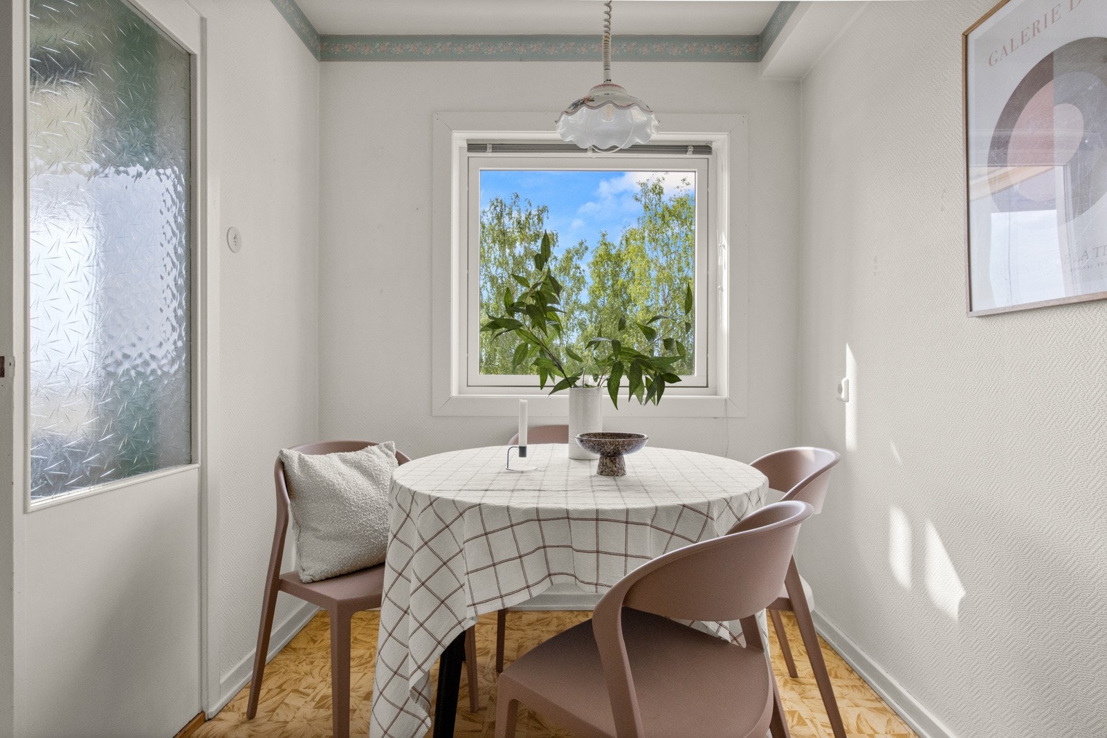 Fin plass til spisebord ved vinduet. Galleribilde