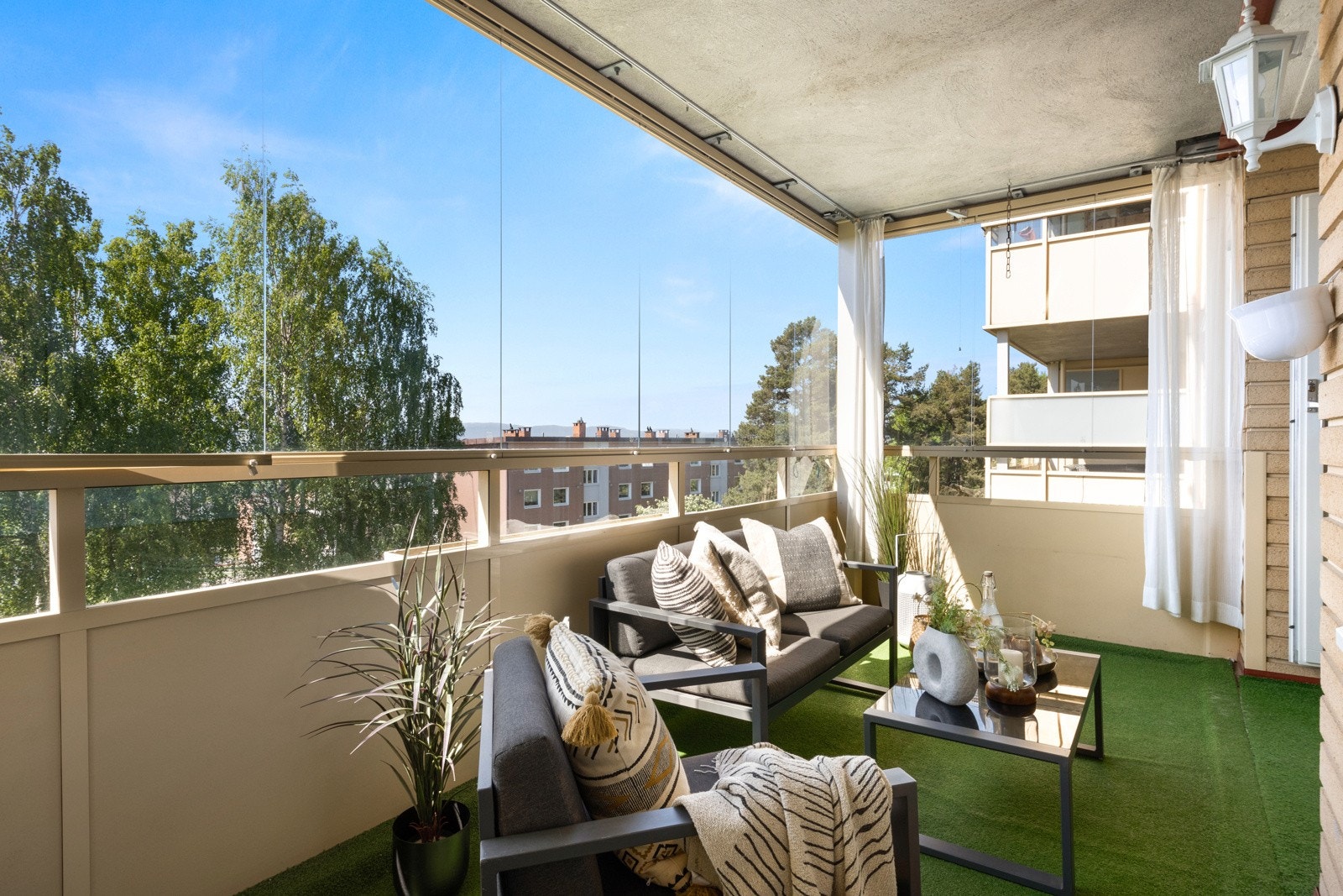 Fra stuen har du utgang til stor balkong. Innglassingen kan skyves til side når det er ønskelig, ellers oppleves balkongen som et ekstra rom. Galleribilde