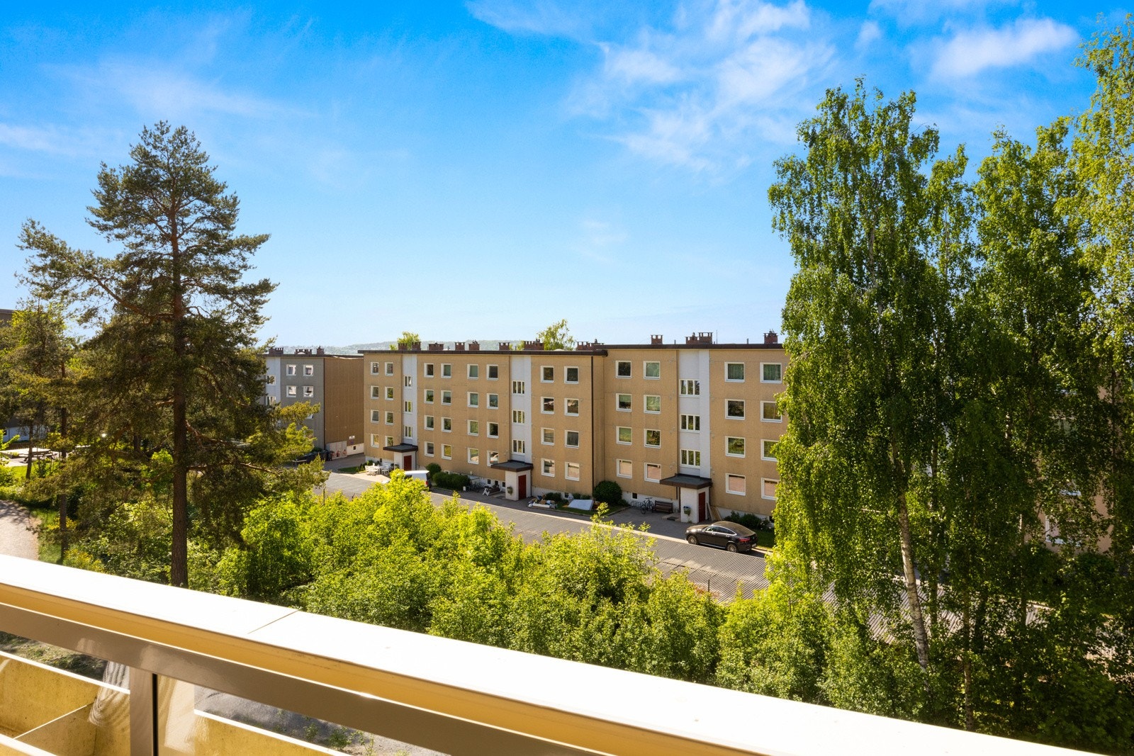 Balkongen ligger skjermet med god avstand til blokken foran. De gode solforholdene gjør at sommerdagene kan nytes til det fulle her. Galleribilde