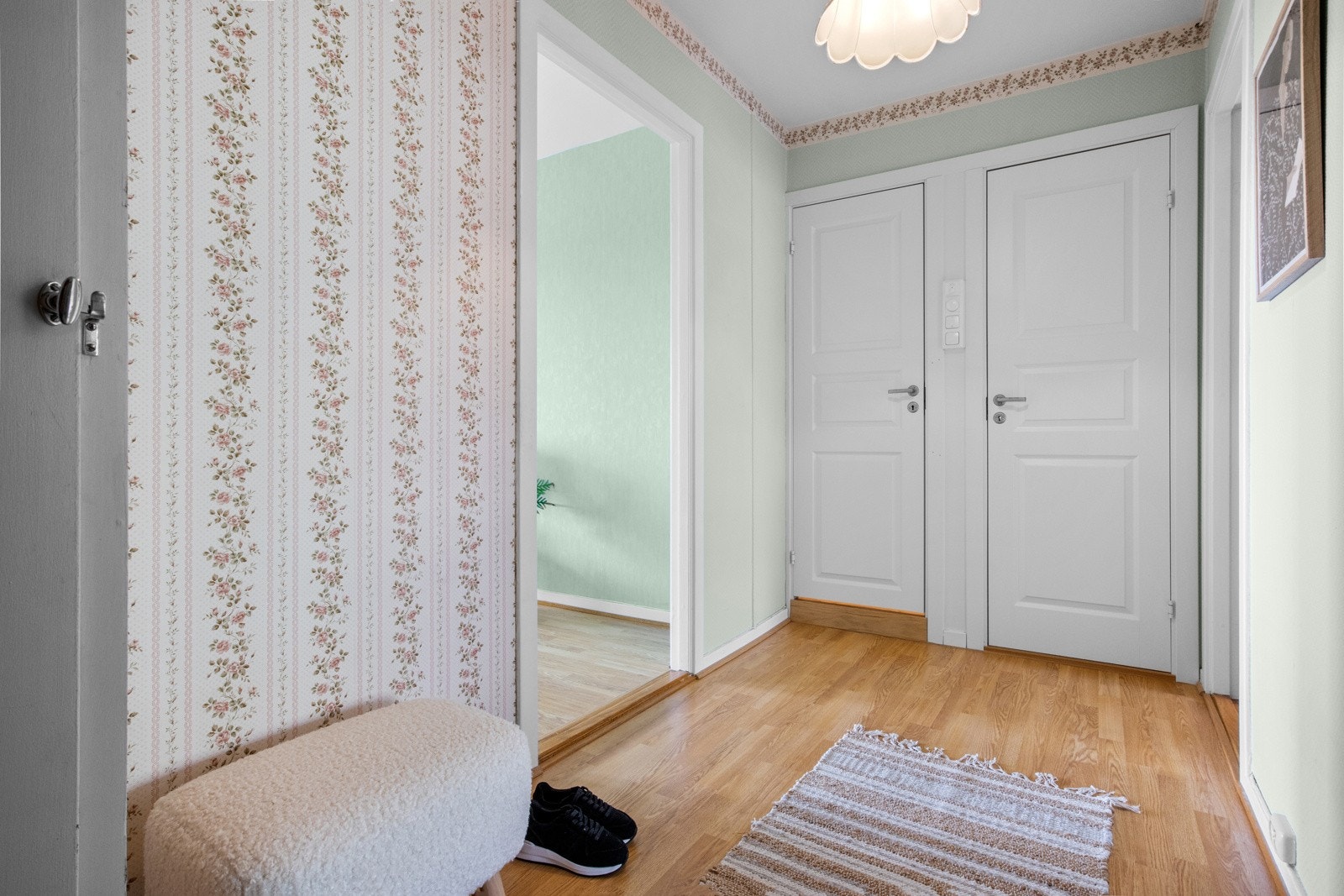 Leiligheten har bad og separat toalettrom som ligger ved siden av hverandre. Galleribilde