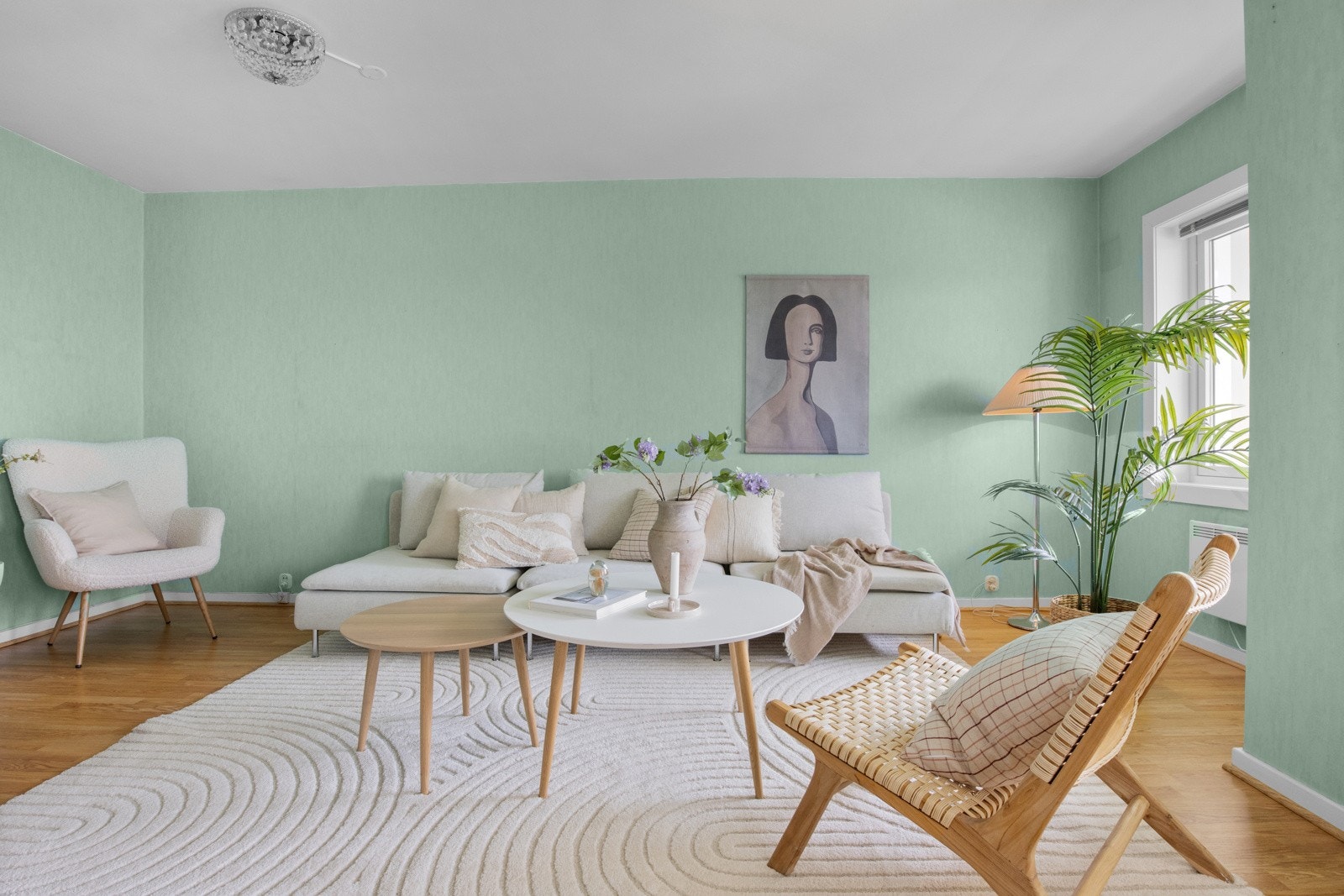 Stor stue med god plass til sofagruppe med tilhørende TV-møblement og spiseseksjon. Galleribilde