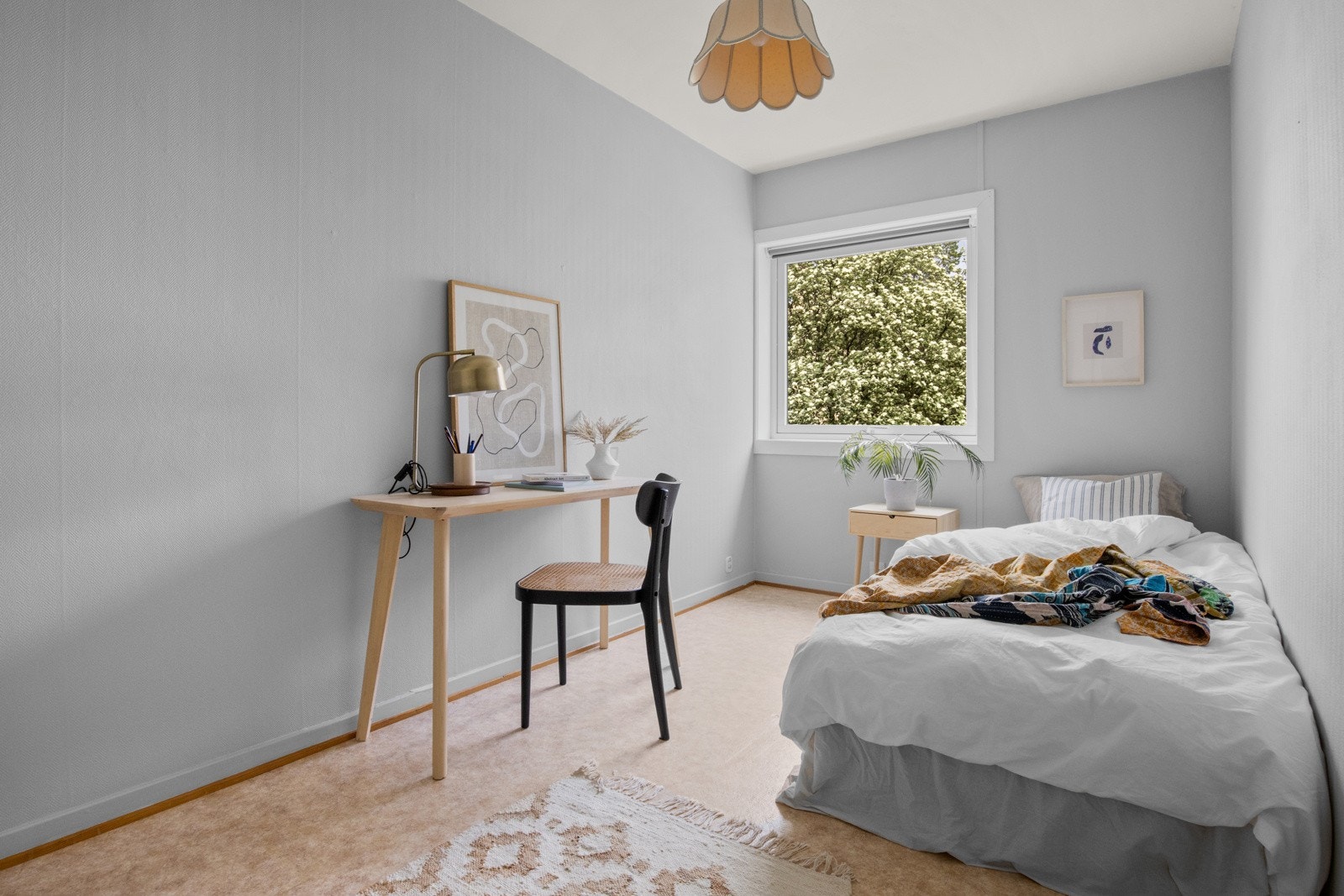Rommene er begge av god størrelse og har lagringsmuligheter for klær. Her på soverom 2 har du plassbygd skap. Rommet passer perfekt som barne-/gjesterom eller kontor, alt etter behov. Galleribilde