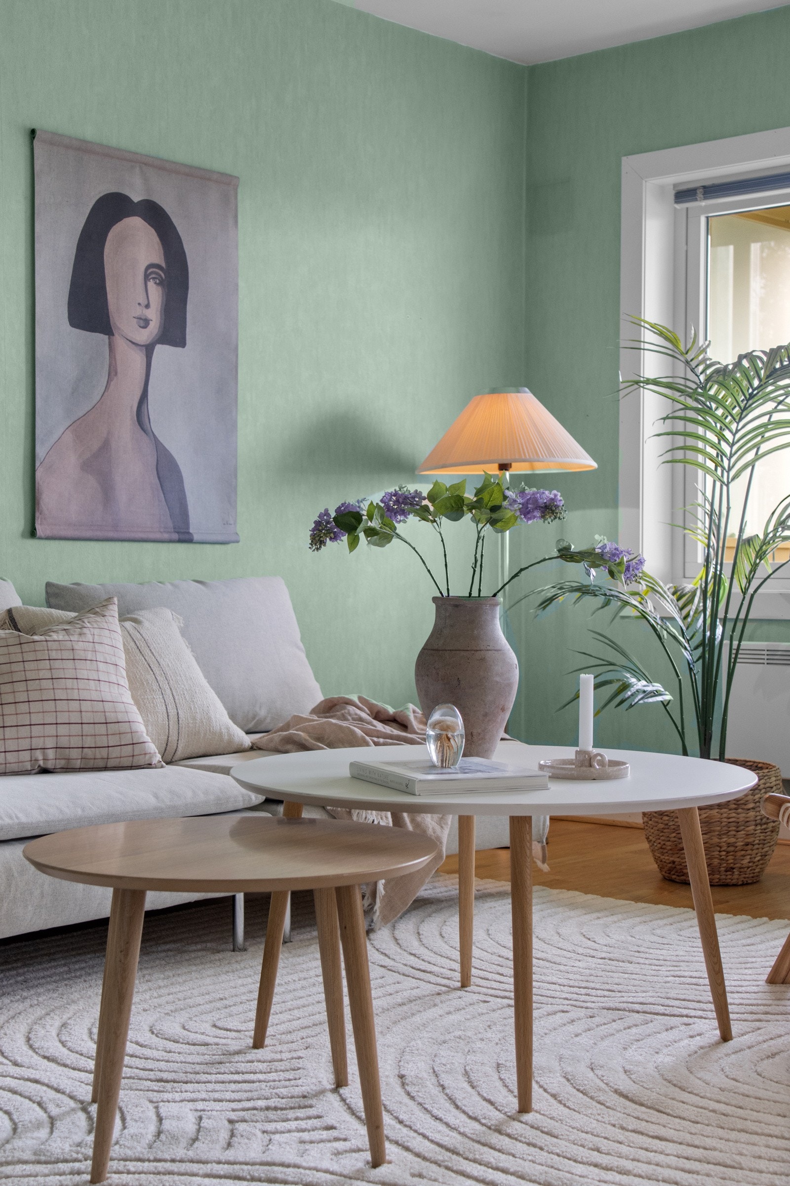 Leiligheten er gjennomgående og har gode vindusflater (2017) som slipper inn rikelig med naturlig lys. Dette gir en god romfølelse. Galleribilde