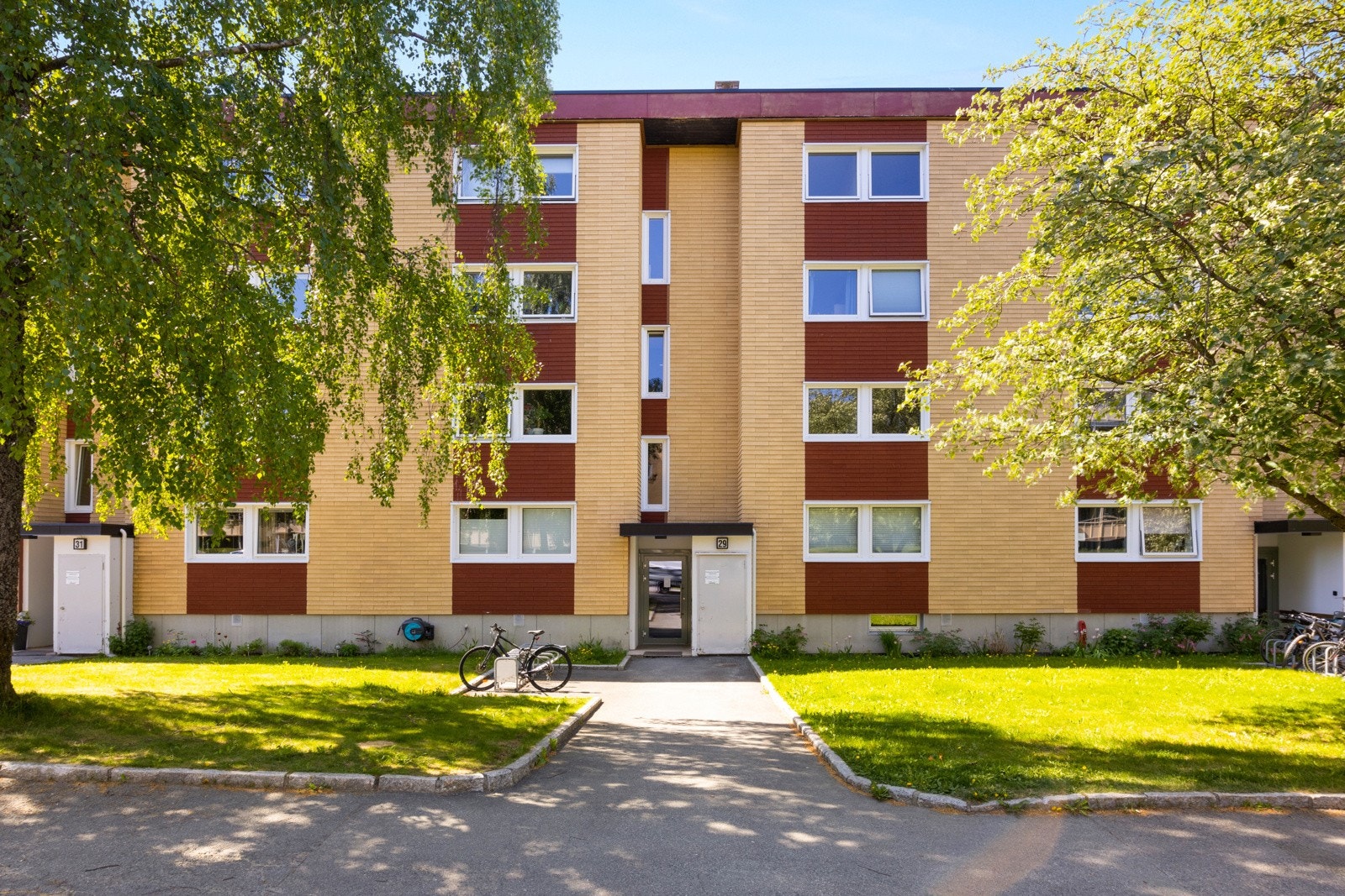 Leiligheten ligger fint til i 2.etasje. Galleribilde