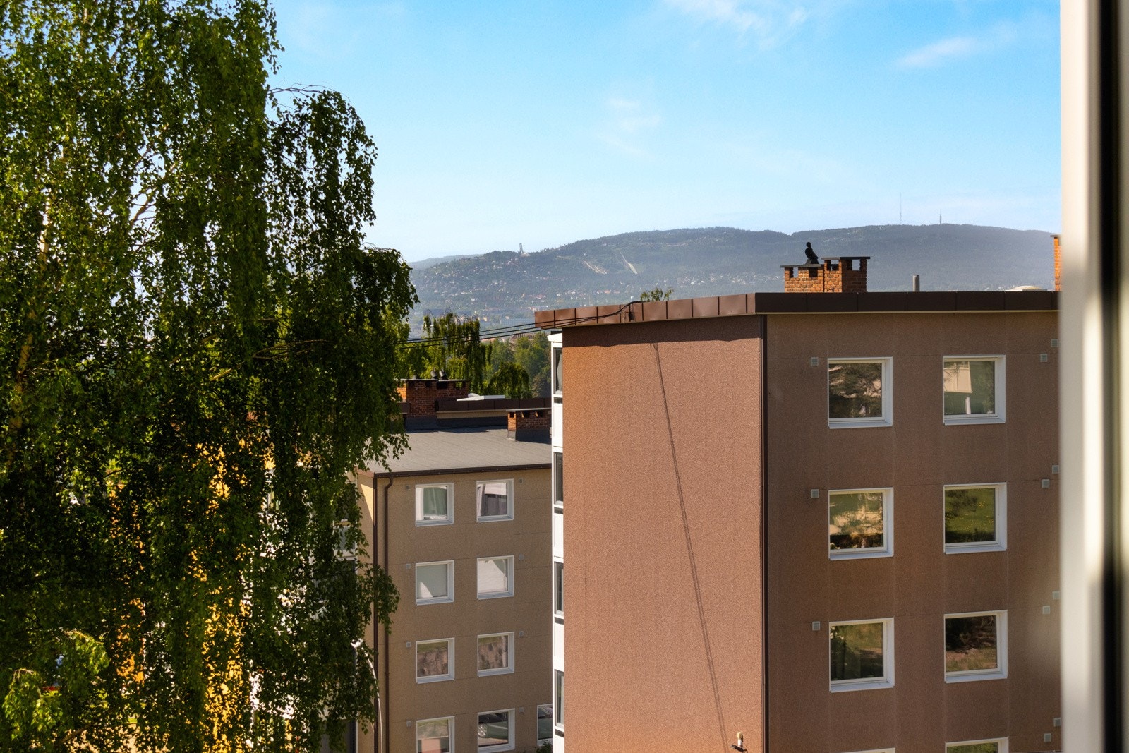 Ved kjøkkenbordet kan både måltid og luftig utsikt nytes. Galleribilde