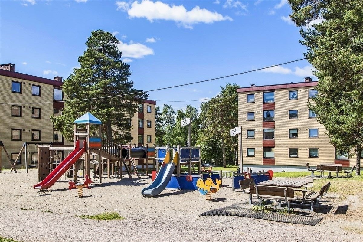 Borettslaget har en populær lekeplass for de små, og flere opparbeidede sittegupper. Galleribilde