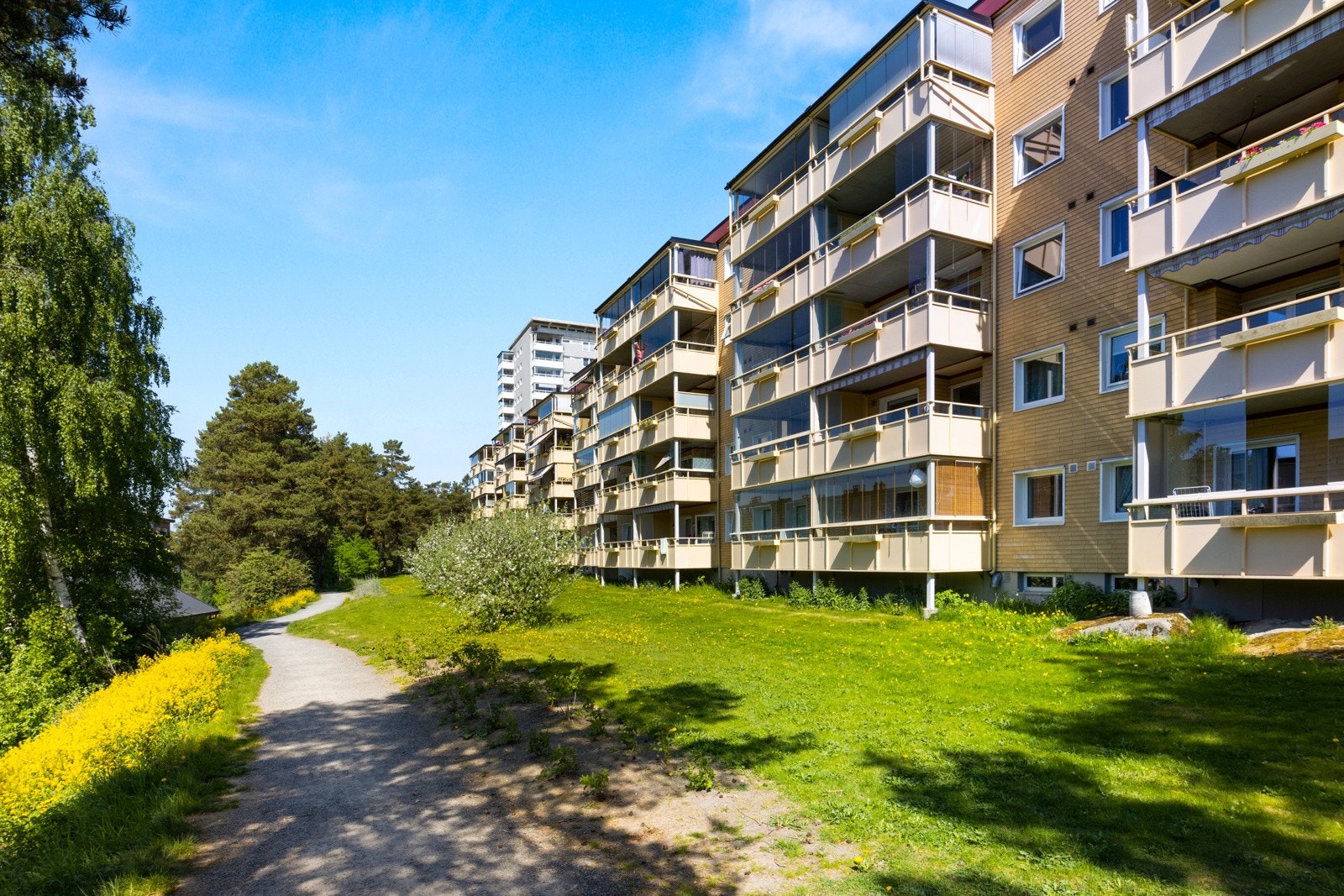 Grønne og pent opparbeidet fellesområder omkranser boligblokken. Galleribilde