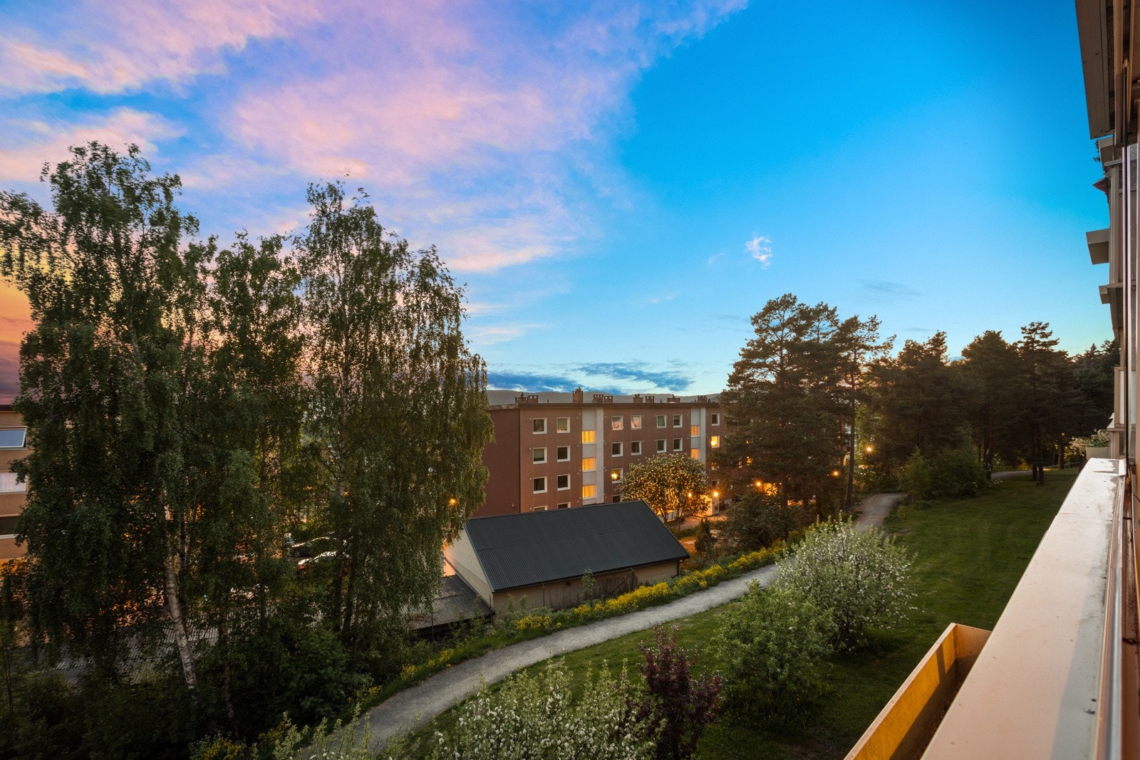 Lun og trivelig utsikt om kvelden også, med byutsikt mellom trærne. Galleribilde