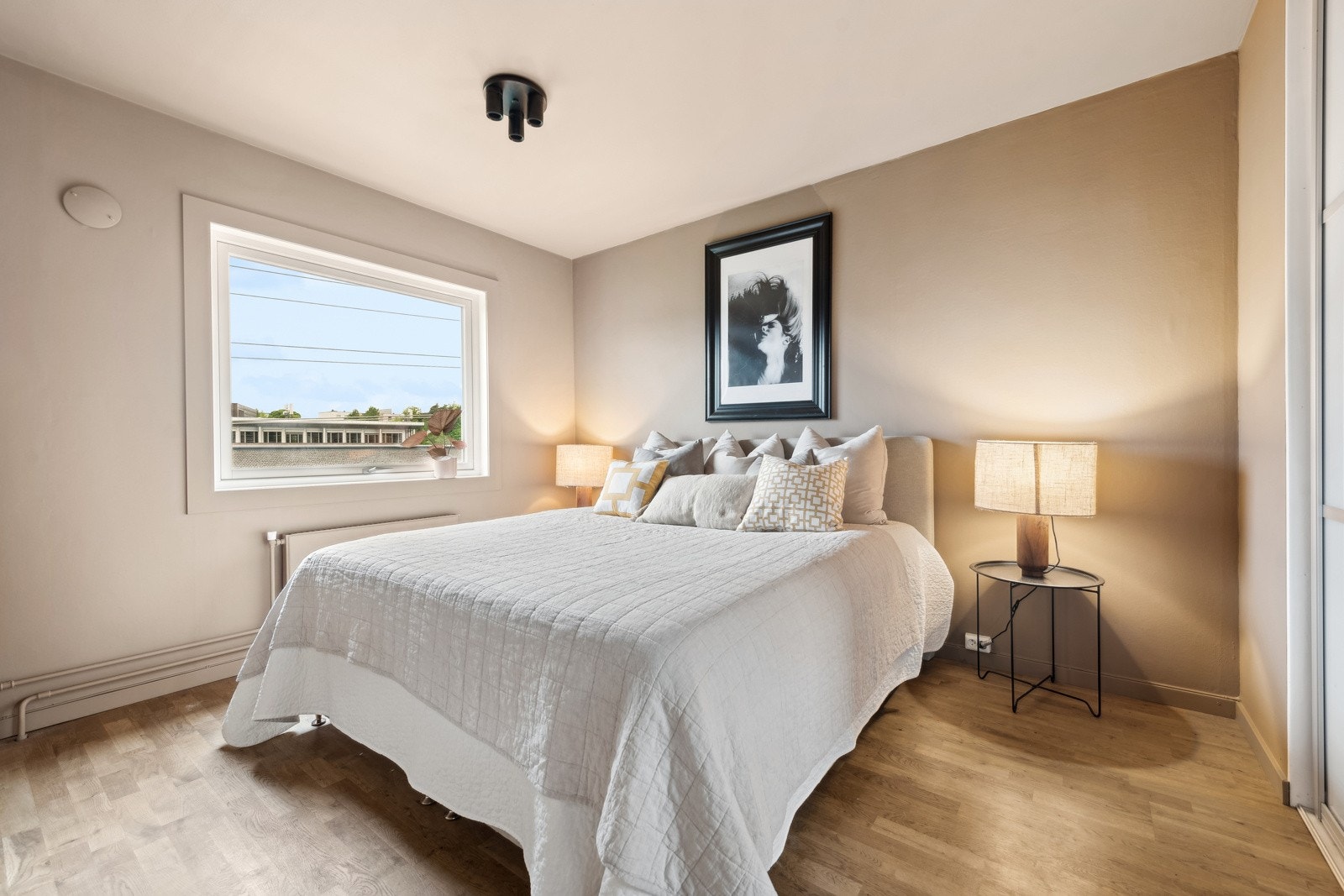Boligen har to gode soverom, hvorav ett med walk-in-closet. Galleribilde