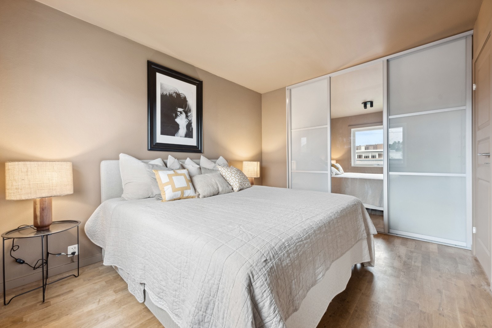 Boligen har to gode soverom, hvorav ett med walk-in closet. Galleribilde