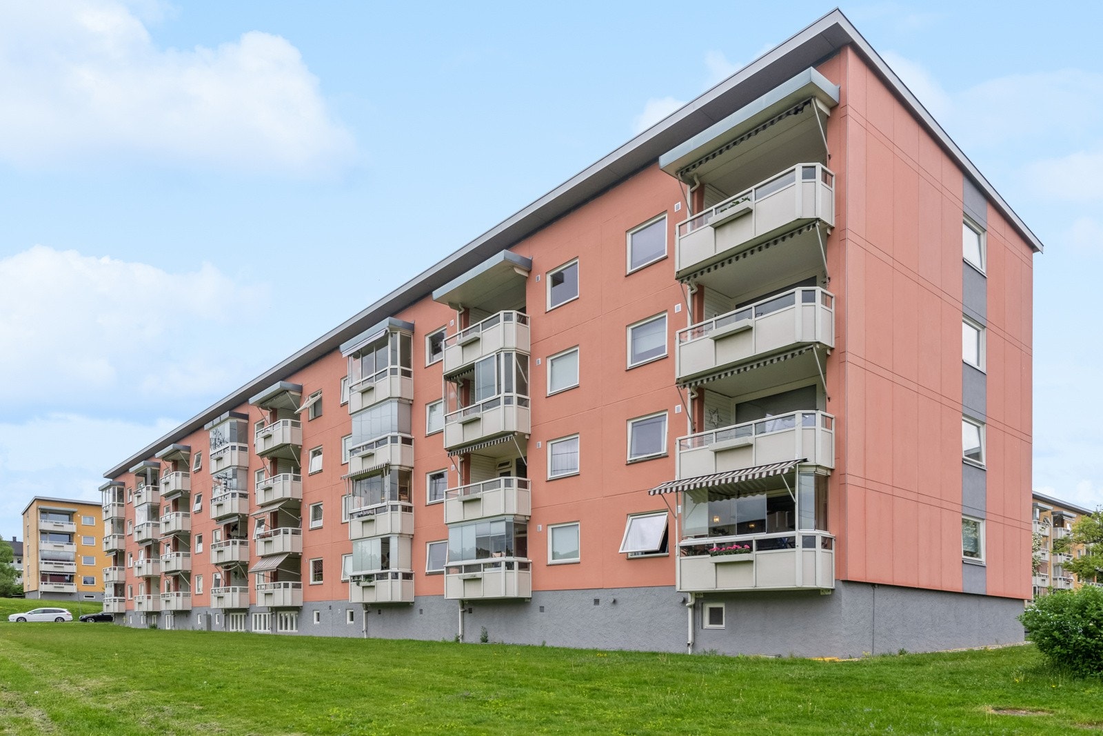 Blokken ligger solrik og fint til. Galleribilde