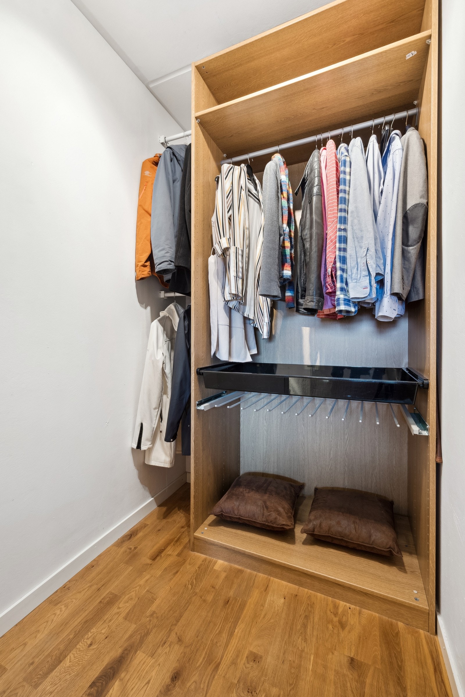 Walk-in closet på hoversoverommet. Galleribilde