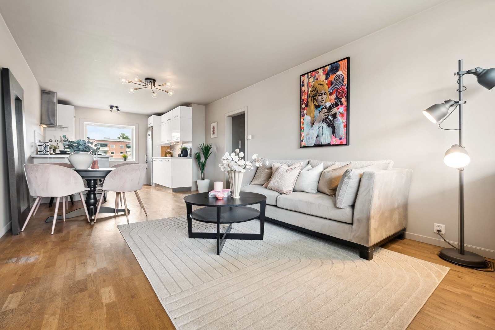 Stue med god plass til sofagruppe i tillegg til spisebord. Galleribilde