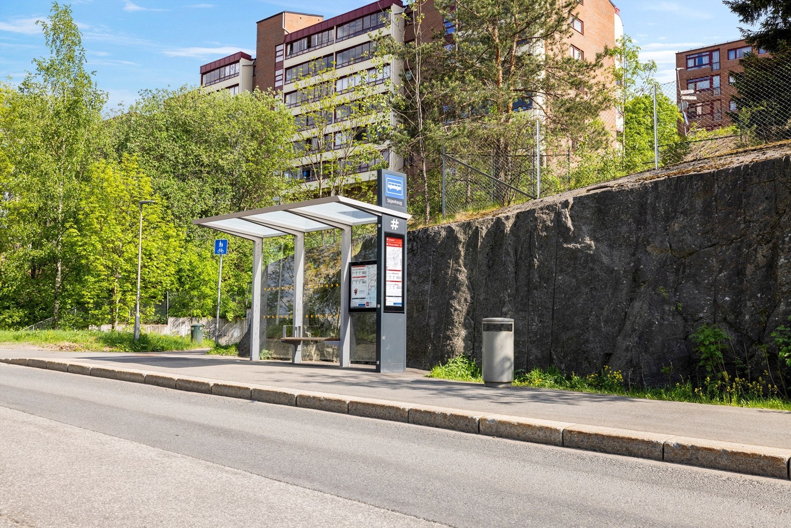 Kort vei til nærmeste bussholdeplass hvor 79 bussen går. Galleribilde